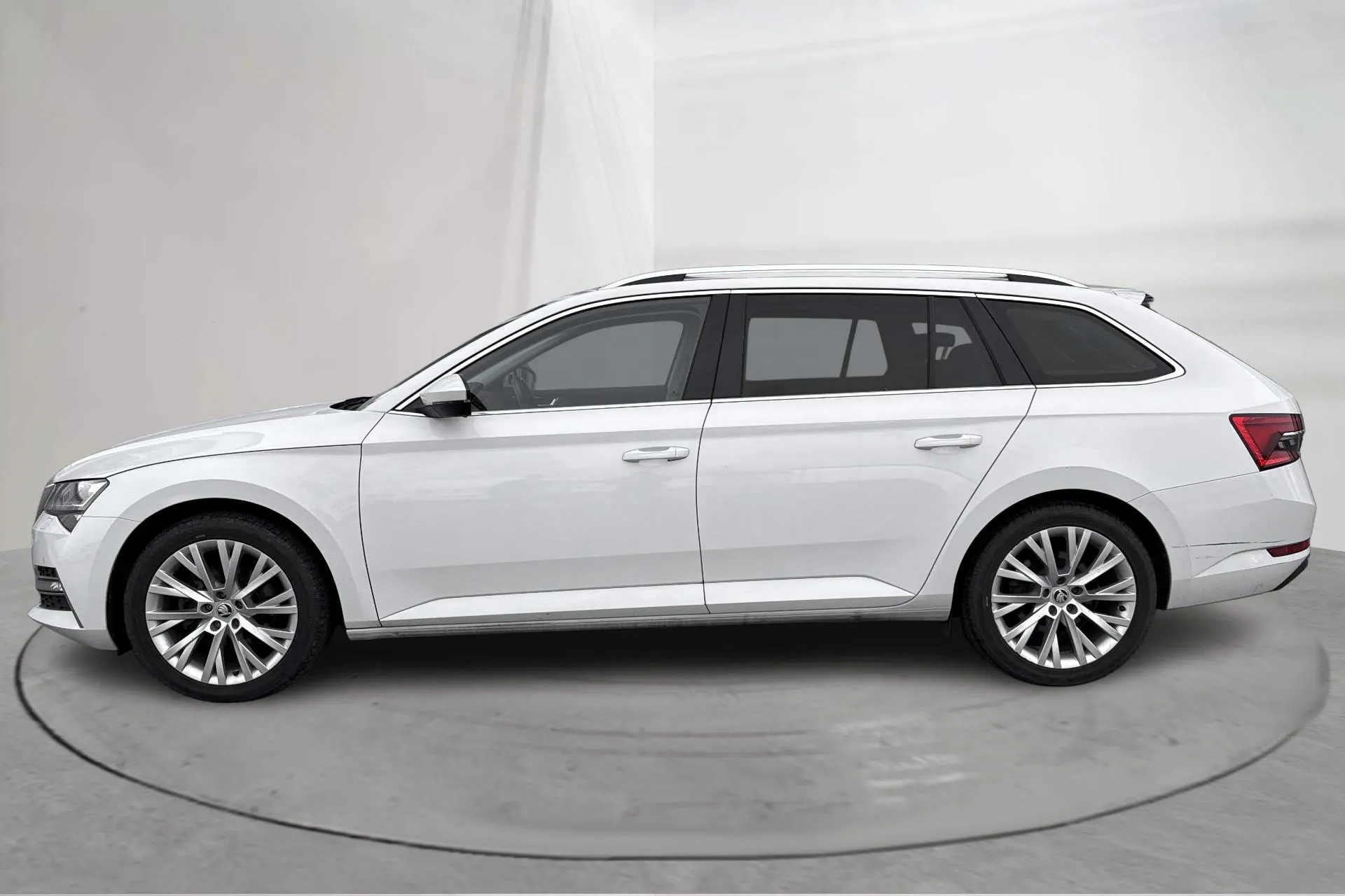 Presentationsfoto 2 av 22: Skoda Superb 1.4 TSI PHEV Kombi (218hk) - 10 614 mil - Automat - vit - 2022