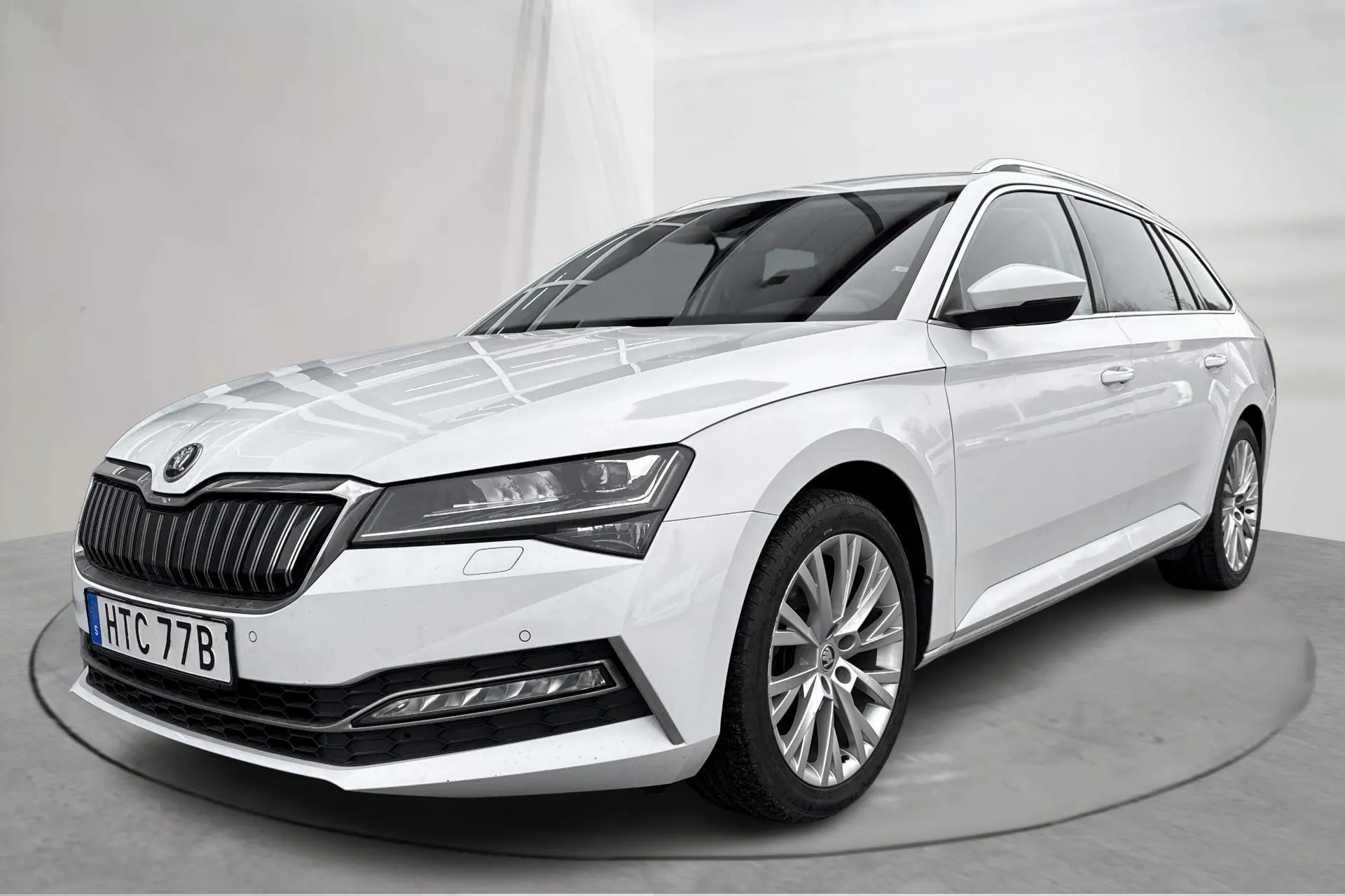 Presentationsfoto 1 av 22: Skoda Superb 1.4 TSI PHEV Kombi (218hk) - 10 614 mil - Automat - vit - 2022