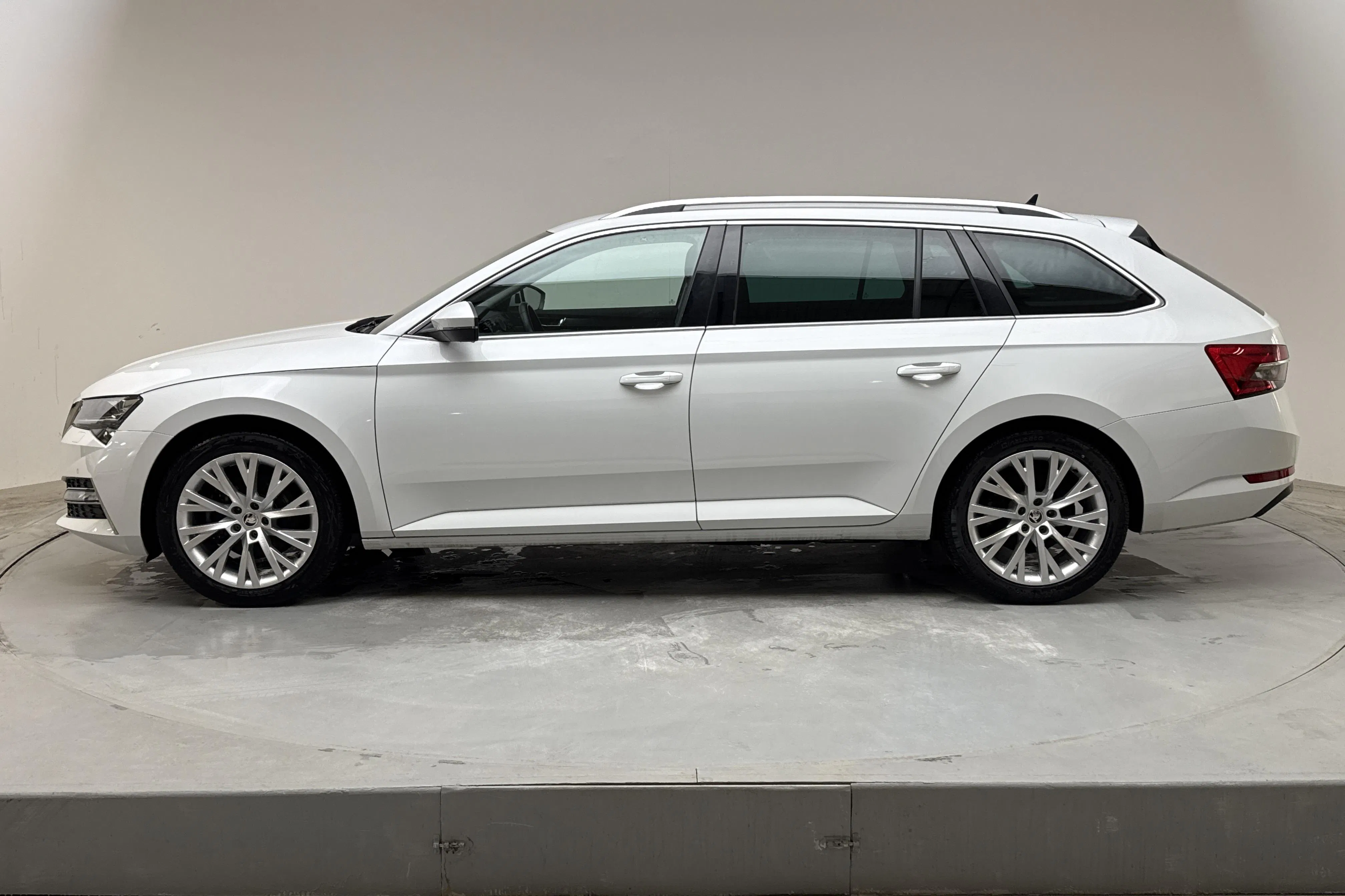 Presentationsfoto 2 av 20: Skoda Superb 1.4 TSI PHEV Kombi (218hk) - 7 675 mil - Automat - vit - 2022