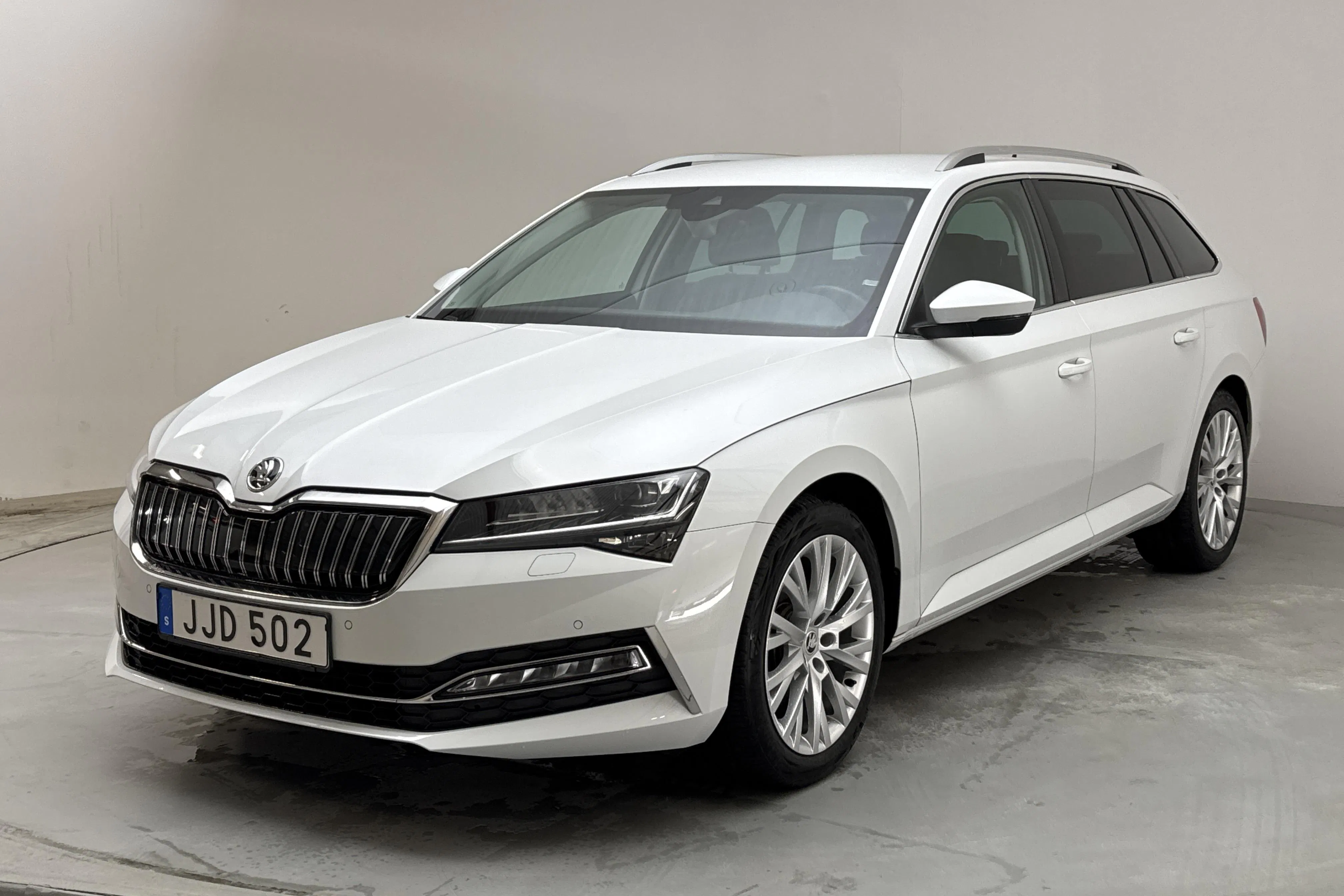 Presentationsfoto 1 av 20: Skoda Superb 1.4 TSI PHEV Kombi (218hk) - 7 675 mil - Automat - vit - 2022