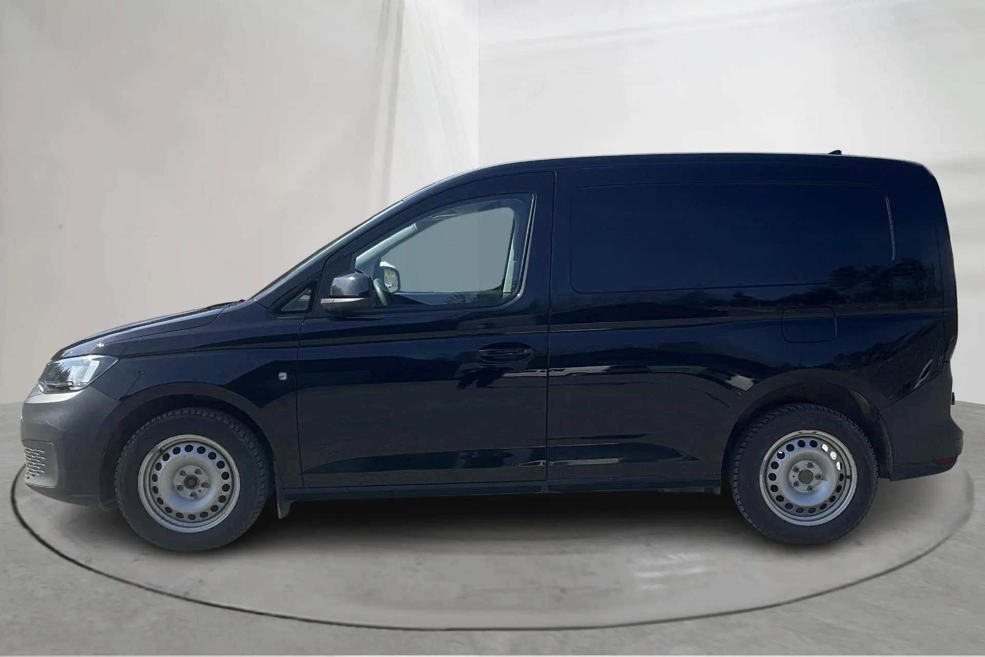 Presentationsfoto 2 av 15: VW Caddy Cargo 2.0 TDI Skåp (75hk) - 7 079 mil - Manuell - svart - 2023