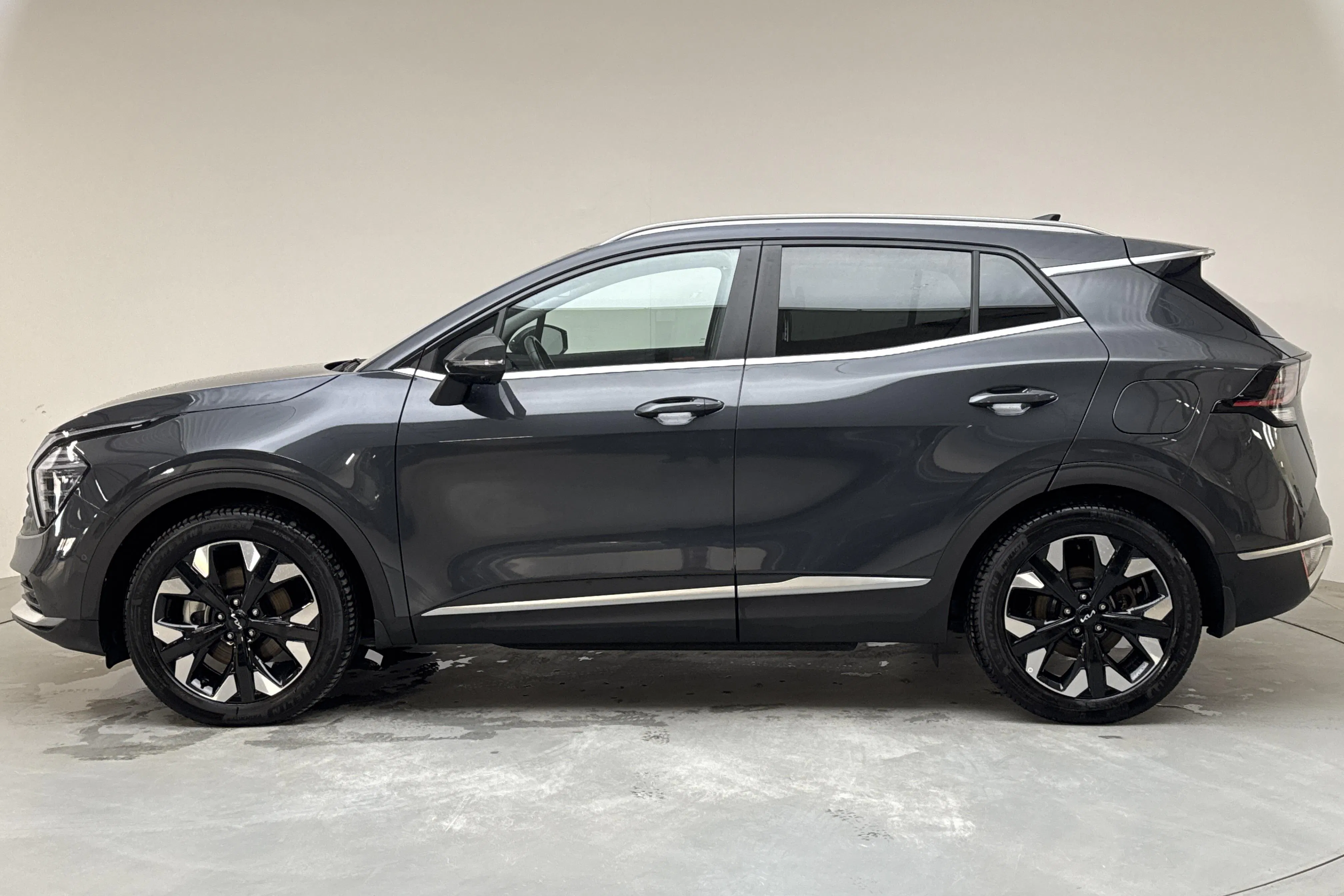 Presentationsfoto 2 av 17: KIA Sportage PHEV AWD (265hk) - 3 259 mil - Automat - grå - 2023