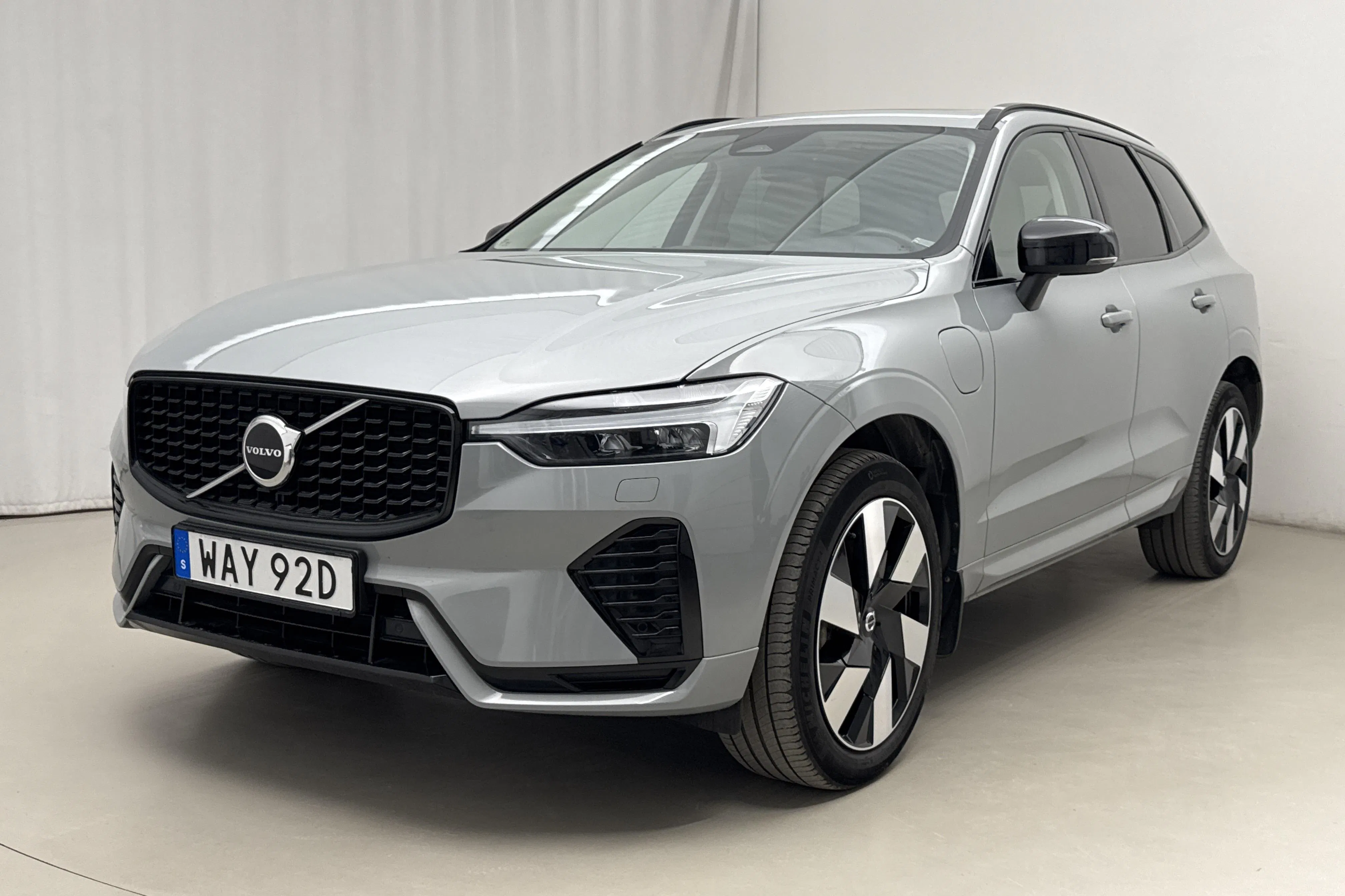 Presentationsfoto 1 av 26: Volvo XC60 T6 AWD Recharge (350hk) - 11 304 mil - Automat - grå - 2024