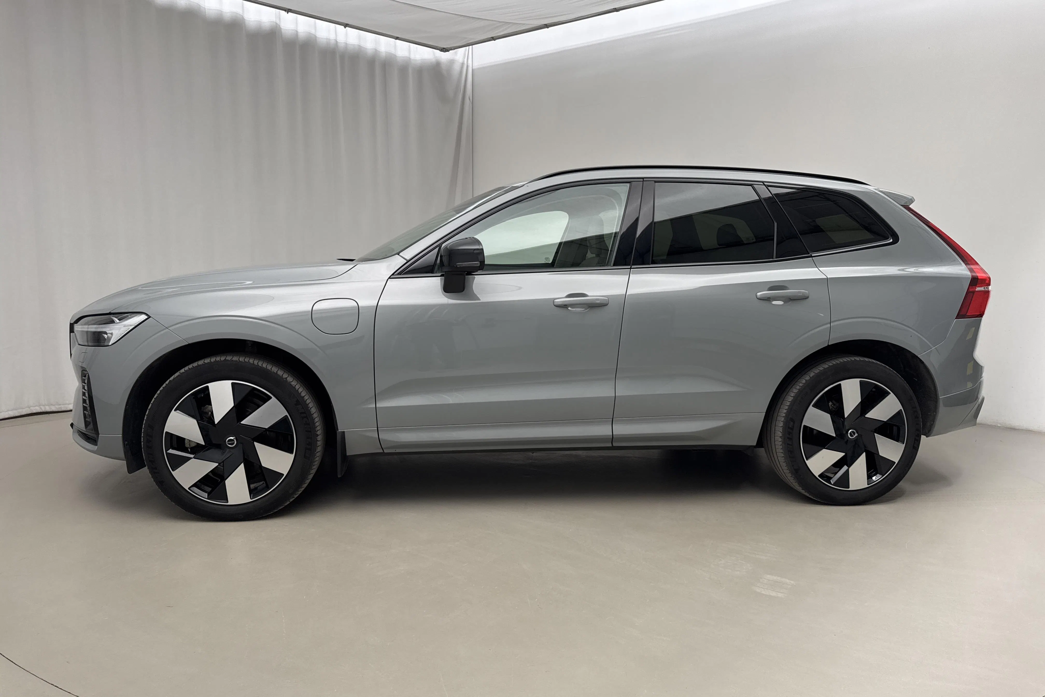 Presentationsfoto 2 av 26: Volvo XC60 T6 AWD Recharge (350hk) - 11 304 mil - Automat - grå - 2024