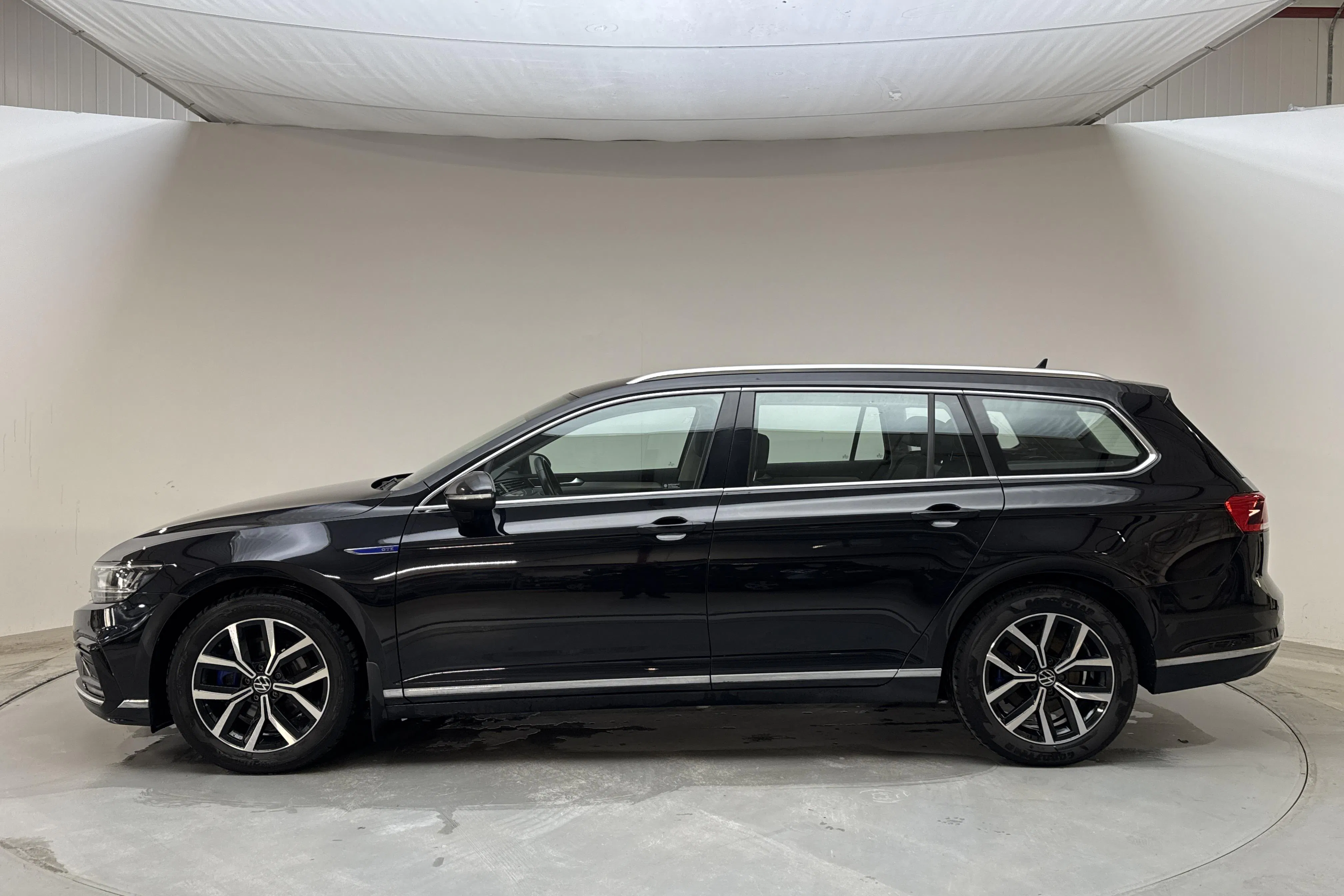 Presentationsfoto 2 av 16: VW Passat 1.4 GTE Sportscombi (218hk) - 11 680 mil - Automat - svart - 2023