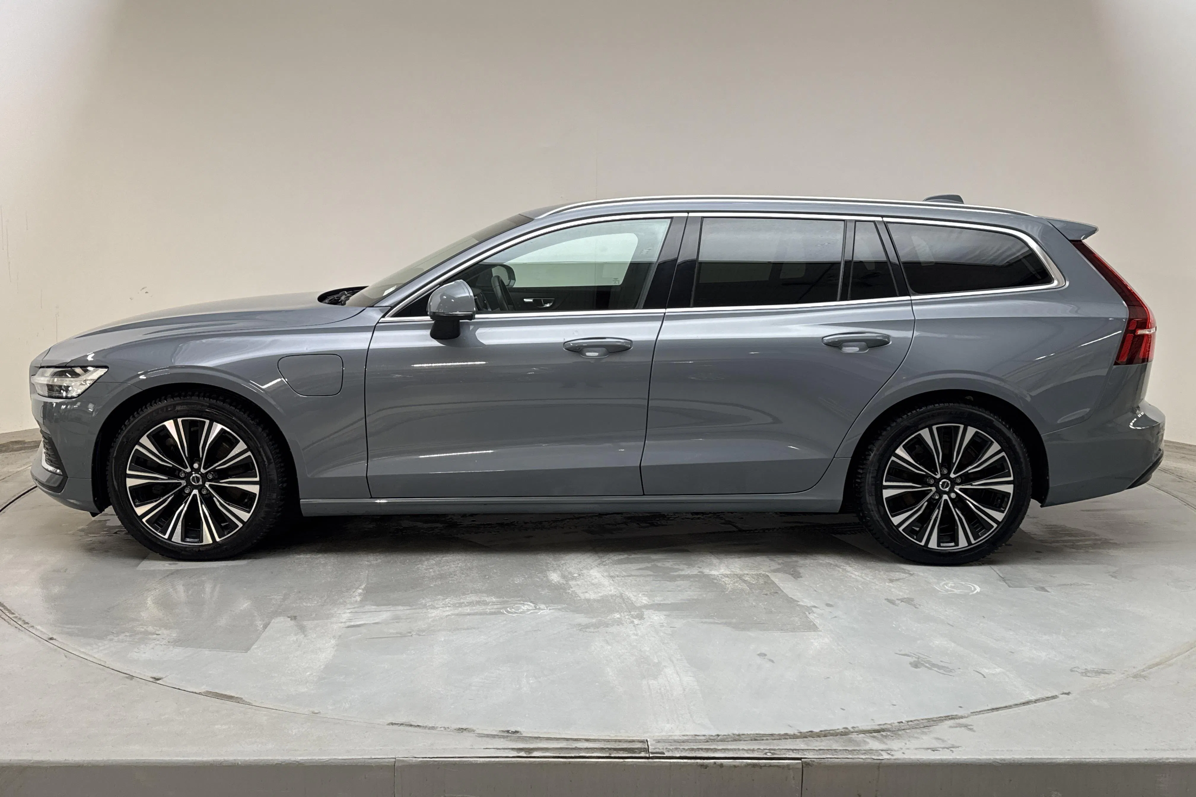 Presentationsfoto 2 av 17: Volvo V60 T6 AWD Recharge (350hk) - 10 165 mil - Automat - grå - 2023