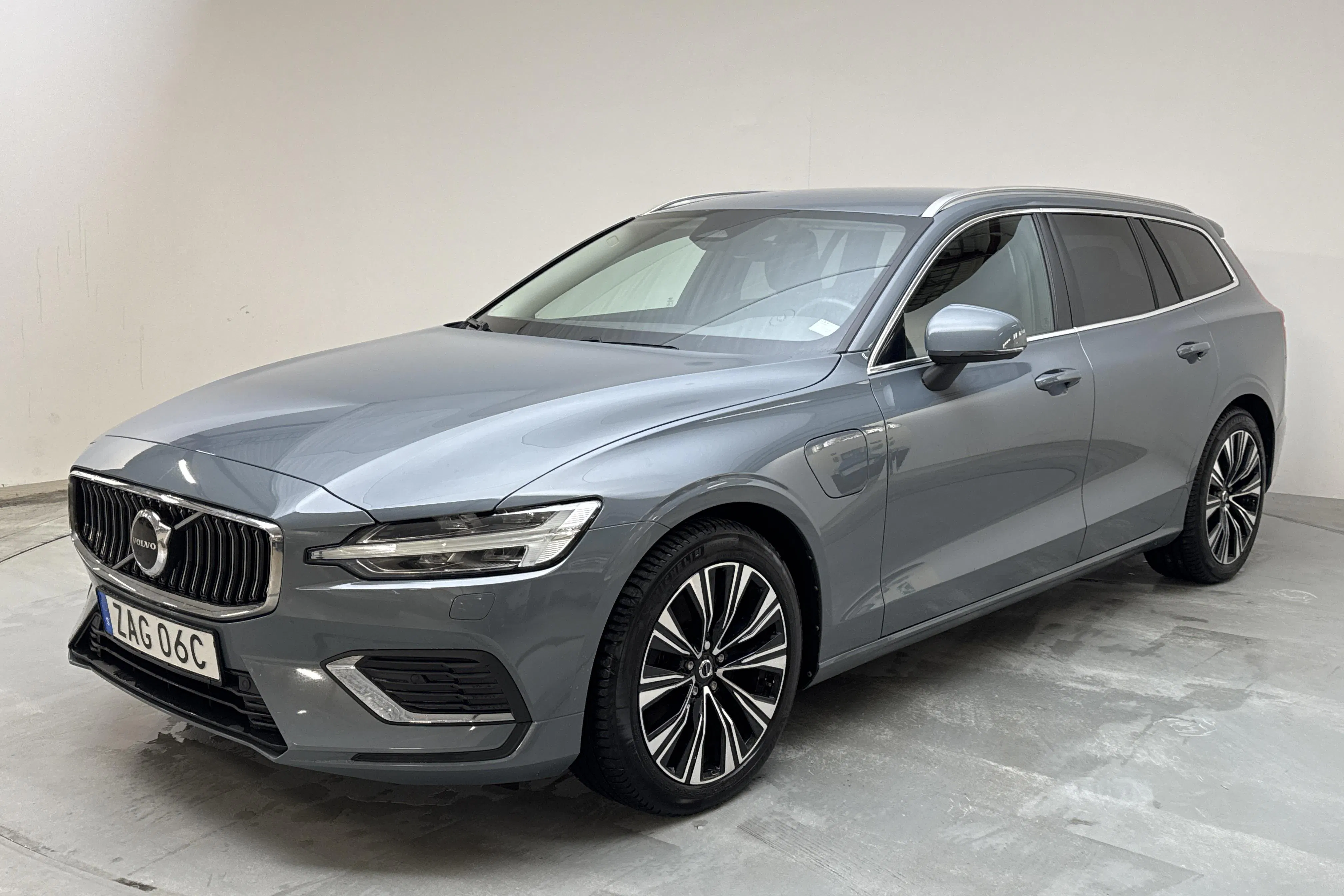 Presentationsfoto 1 av 17: Volvo V60 T6 AWD Recharge (350hk) - 10 165 mil - Automat - grå - 2023