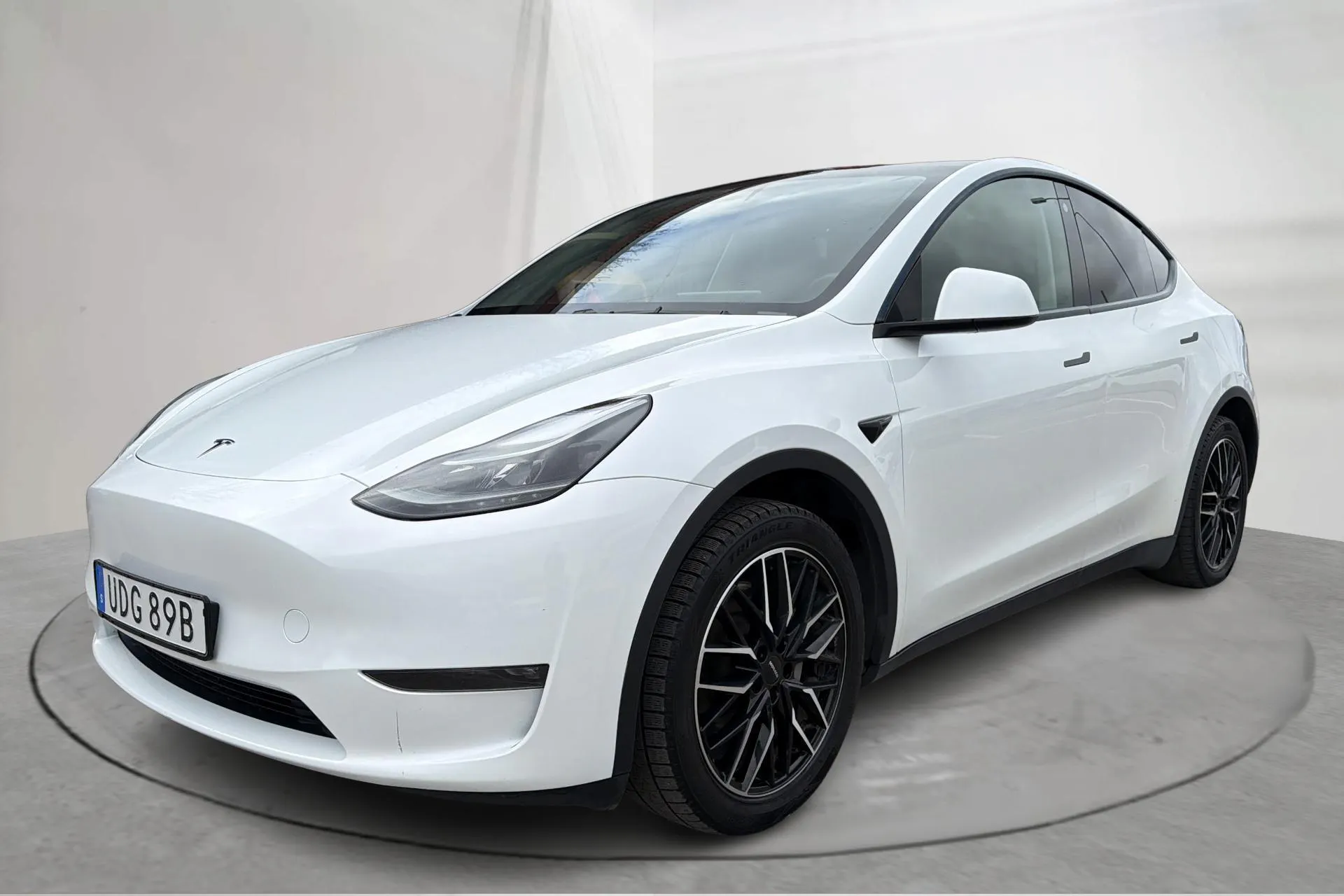 Presentation photo 1 of 18: Tesla Model Y Long Range Dual Motor AWD - 135 270 km - Automatic - white - 2023