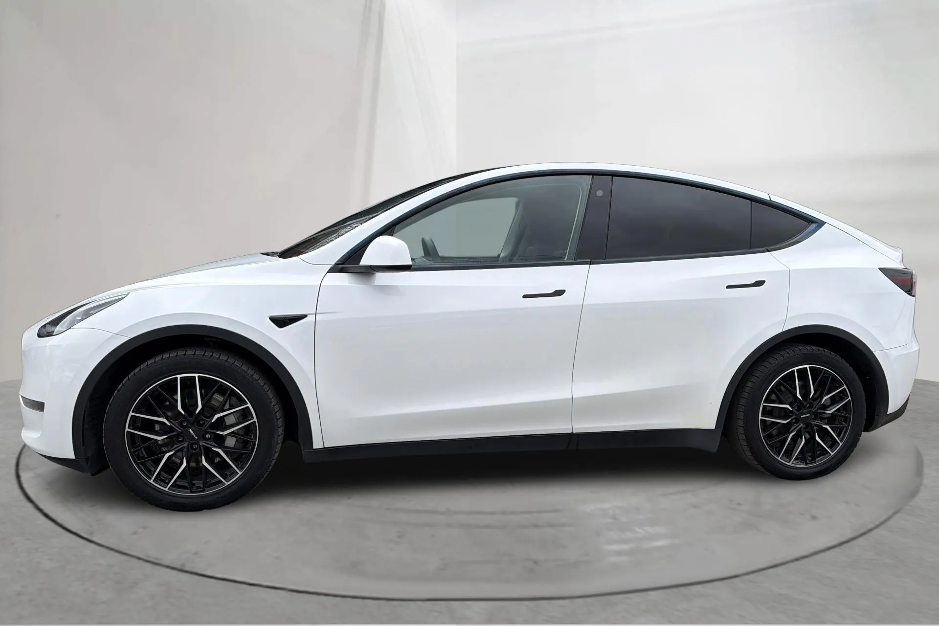 Presentation photo 2 of 18: Tesla Model Y Long Range Dual Motor AWD - 135 270 km - Automatic - white - 2023