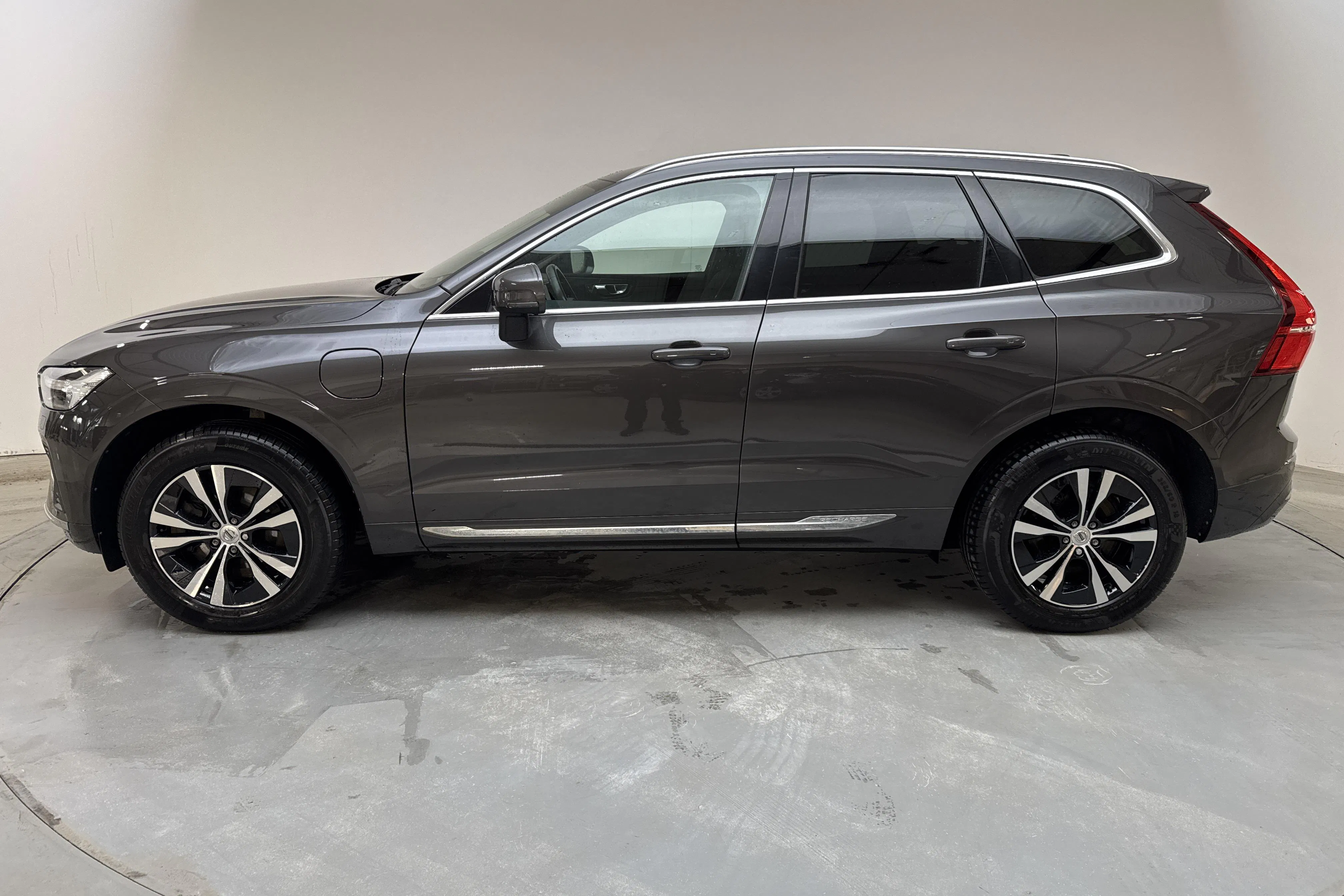 Presentationsfoto 2 av 15: Volvo XC60 T6 AWD Recharge (350hk) - 13 555 mil - Automat - grå - 2023