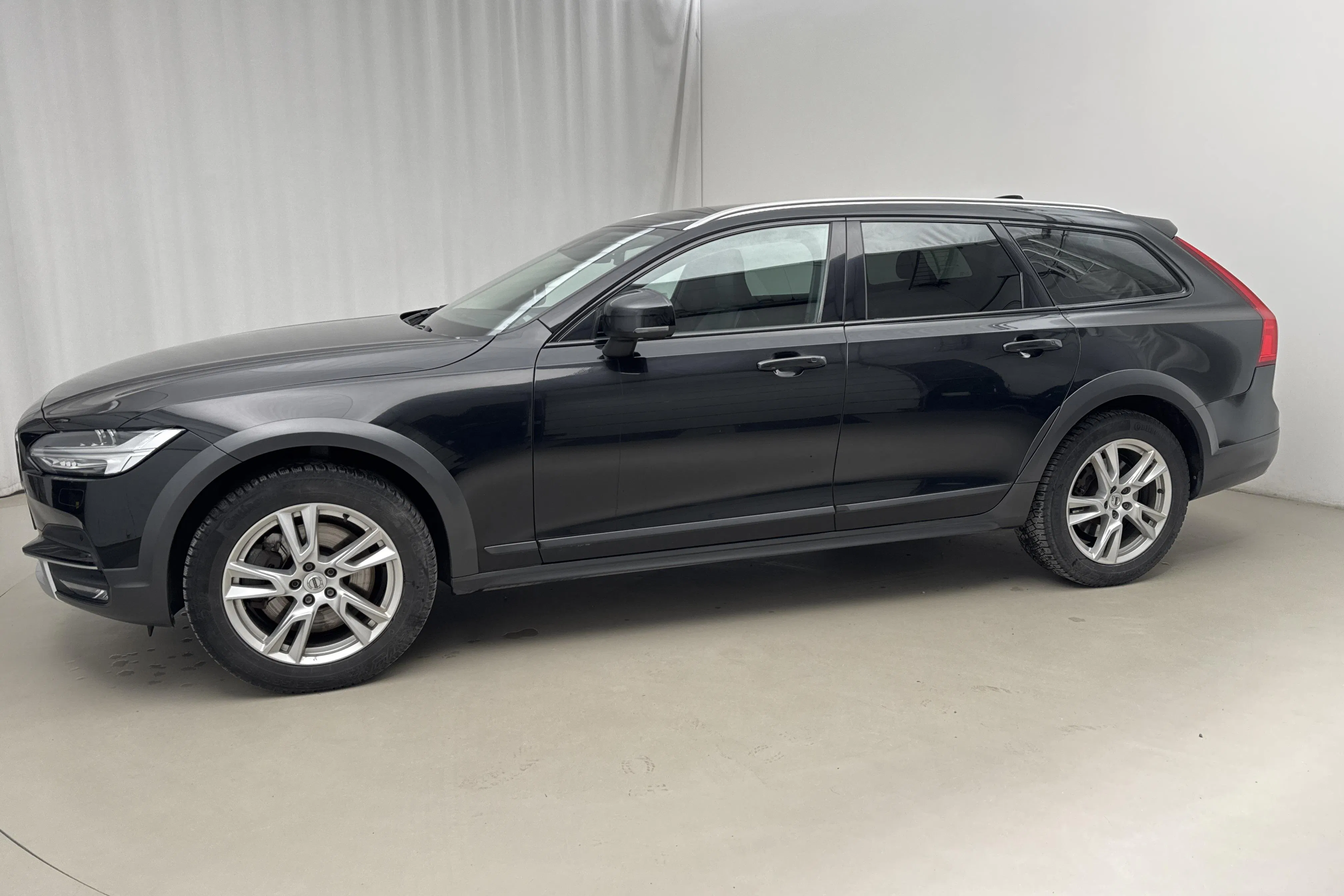 Presentationsfoto 2 av 18: Volvo V90 D4 Cross Country AWD (190hk) - 16 825 mil - Automat - svart - 2019
