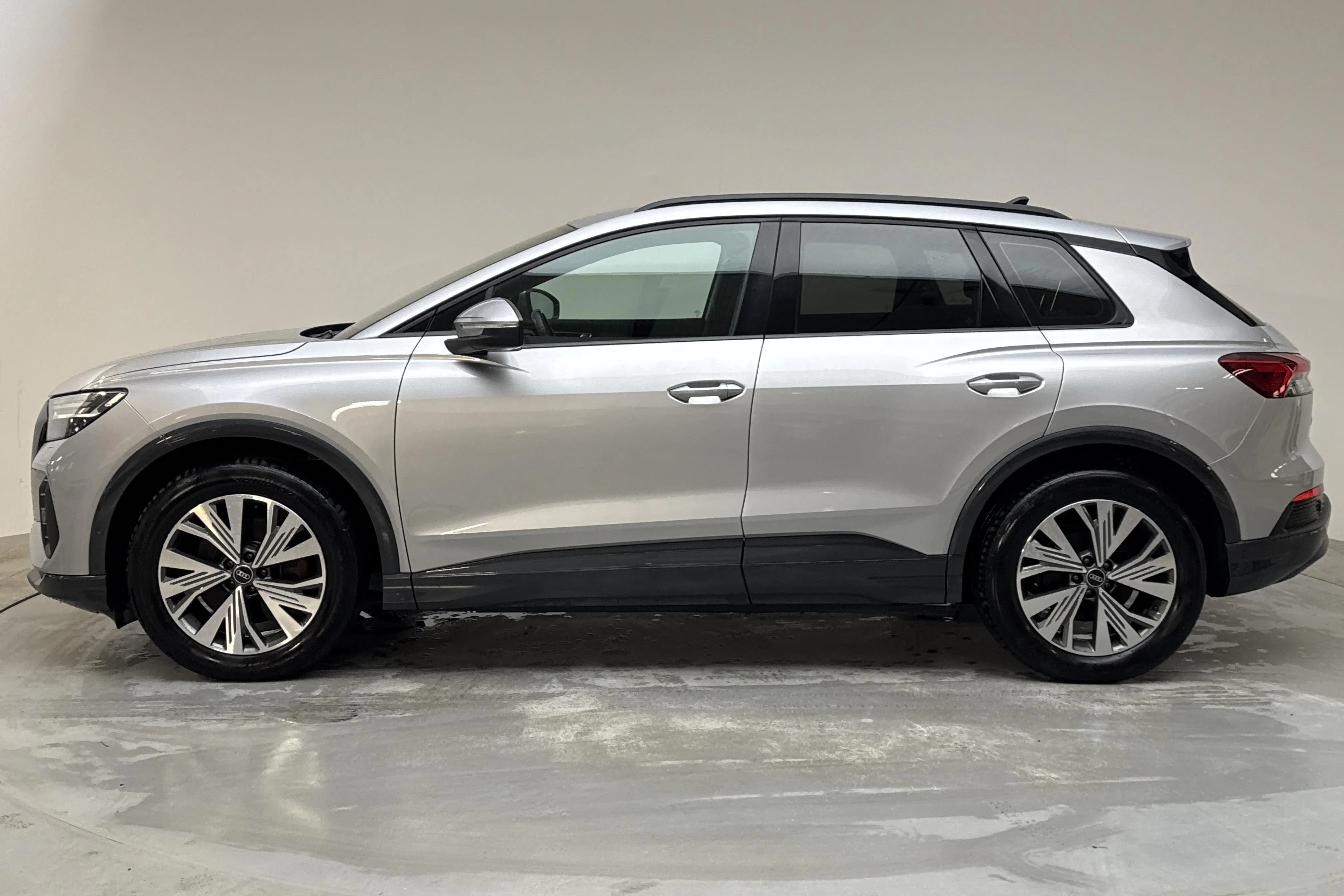 Presentationsfoto 2 av 16: Audi Q4 40 e-tron 77kWh (204hk) - 7 730 mil - Automat - silver - 2023