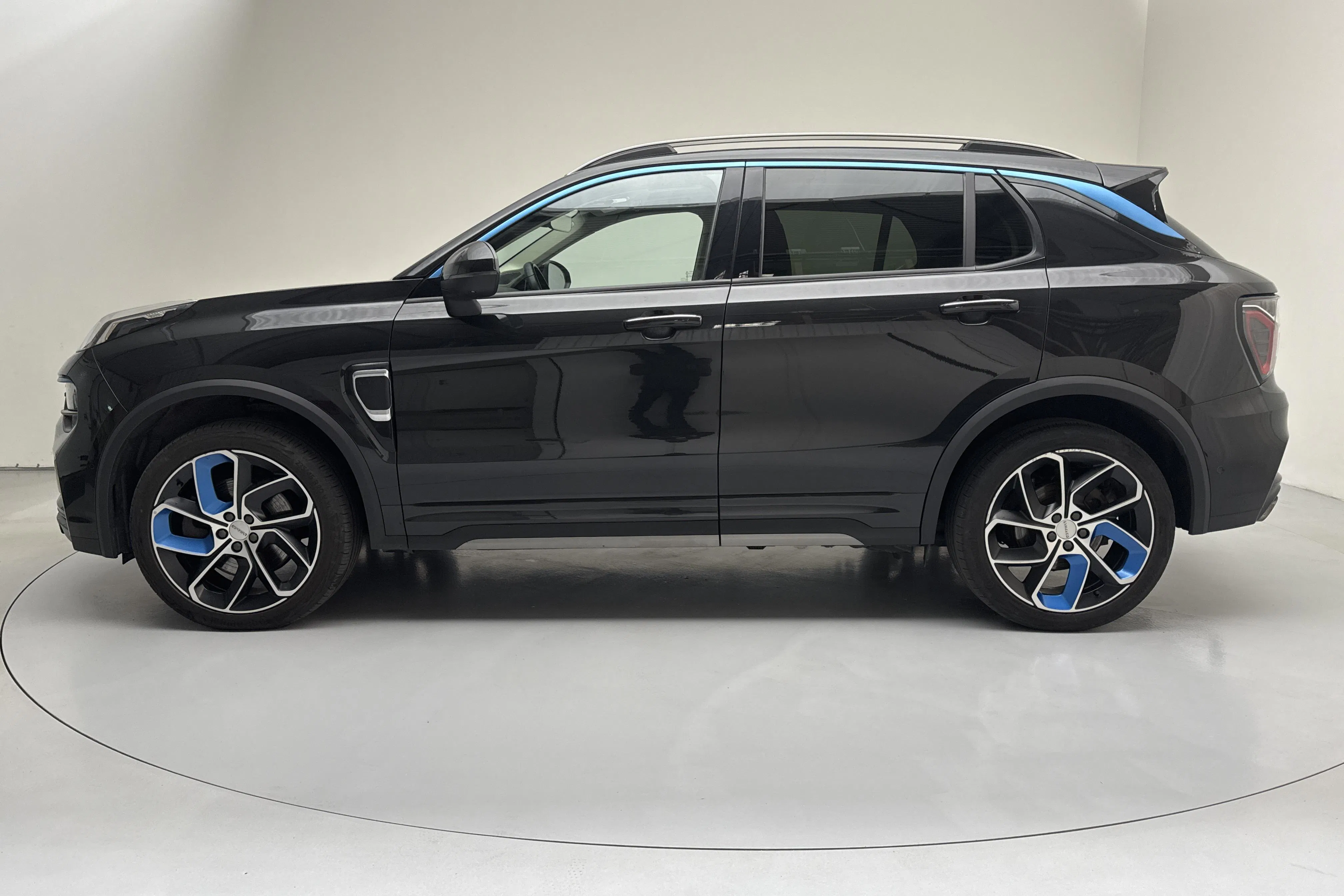 Presentation photo 2 of 18: Lynk & Co 01 PHEV (265hk) - 88 110 km - Automatic - black - 2022