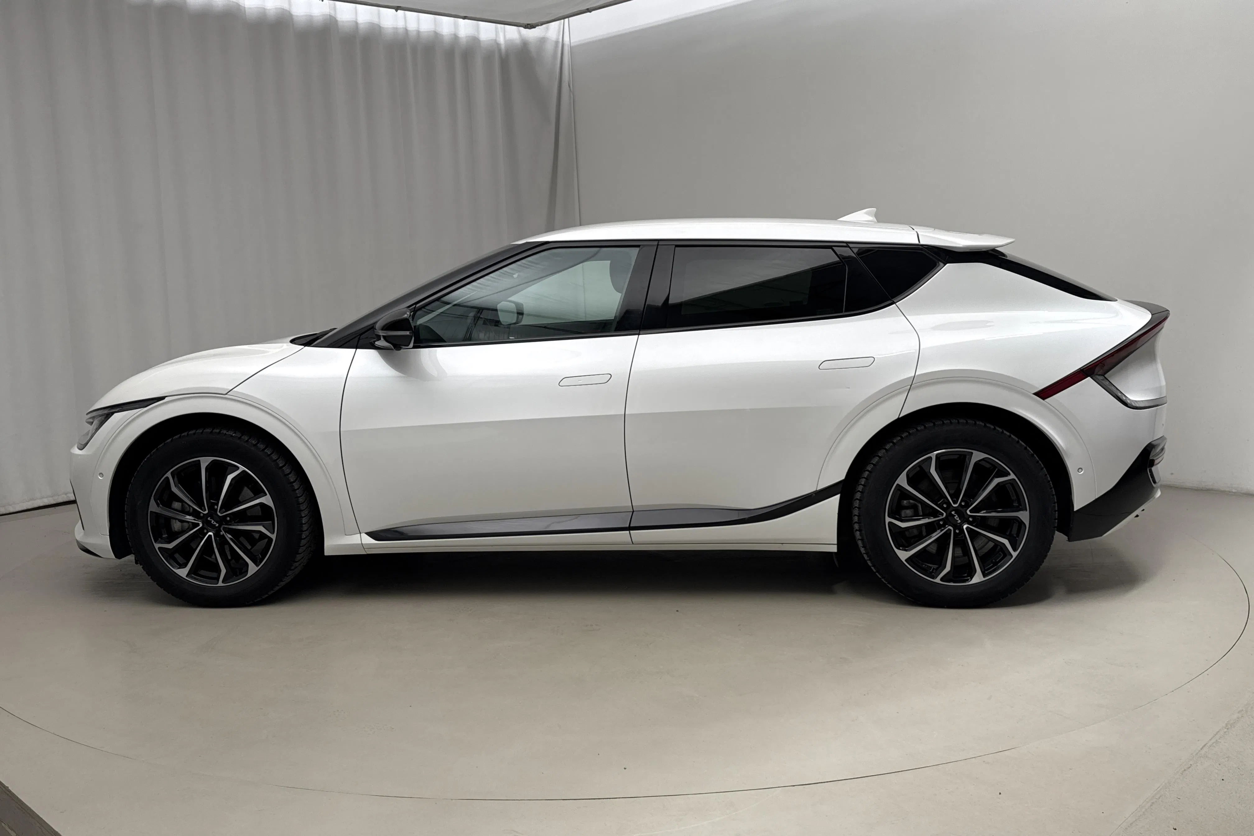 Presentationsfoto 2 av 21: KIA EV6 AWD (325hk) - 3 976 mil - Automat - vit - 2023