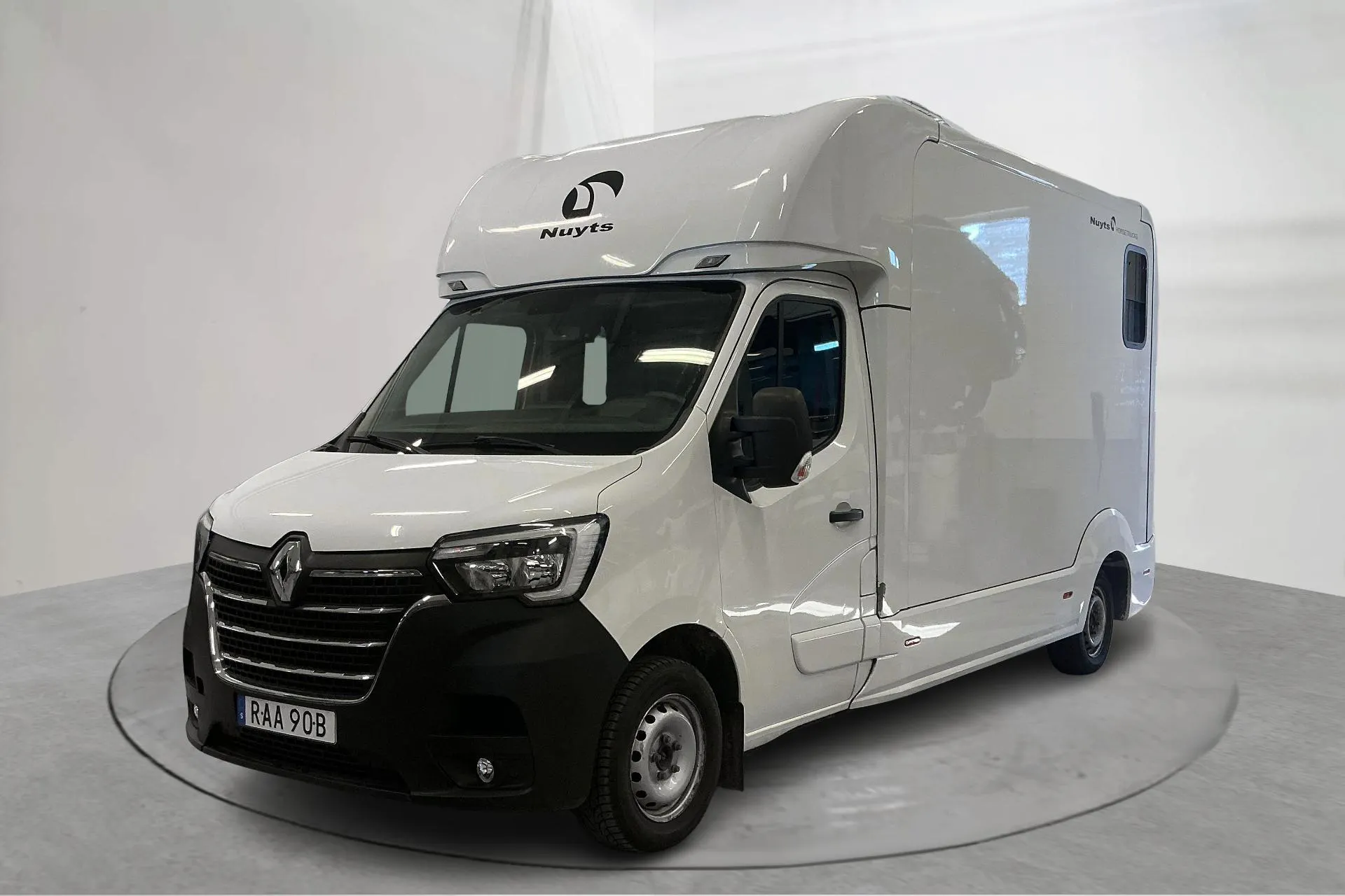 Presentation photo 1 of 18: Renault Master 2.3 dCi Nuyts HORSETRUCKS Hästtransport - 36 610 km - Manual - white - 2023