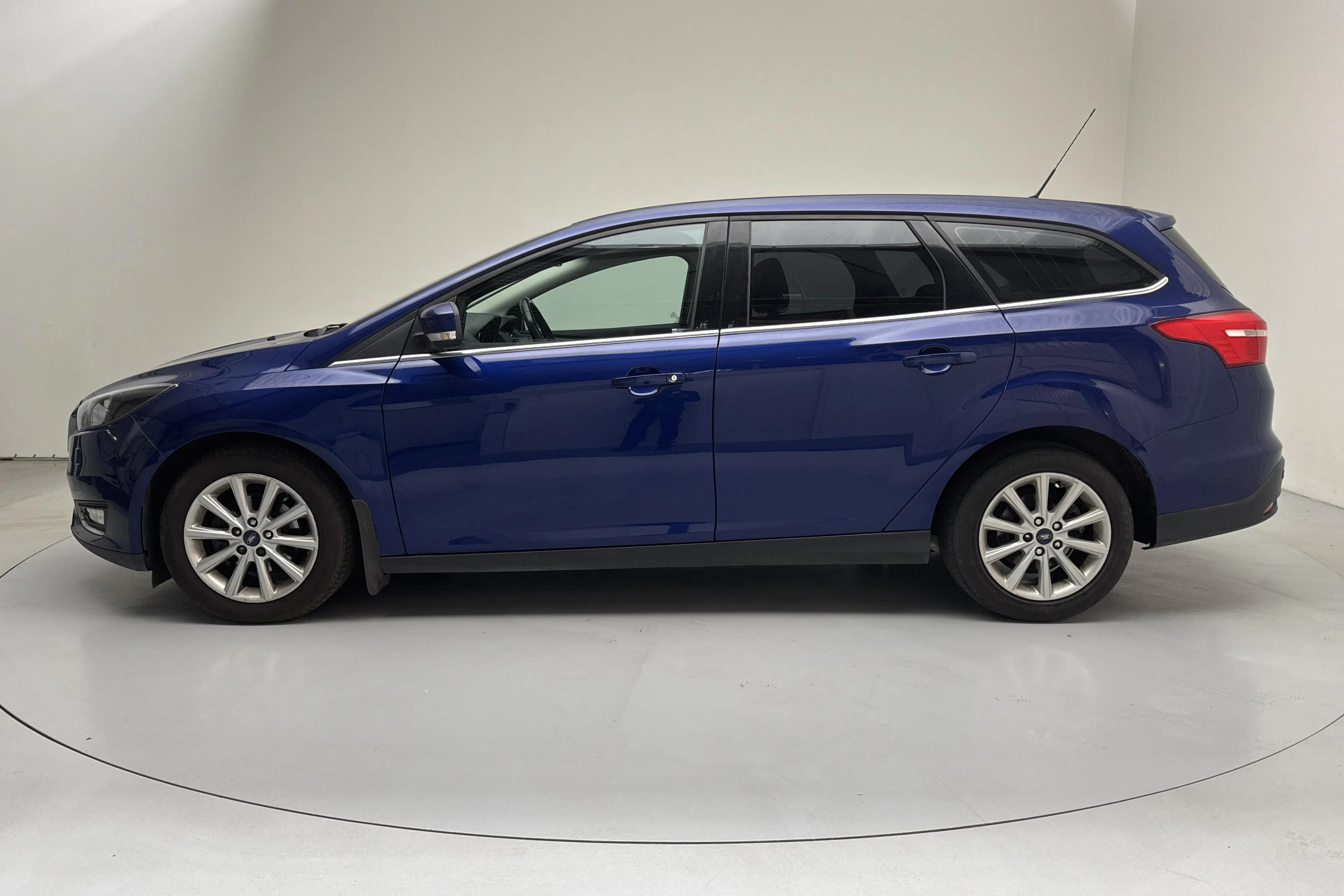 Presentation photo 2 of 11: Ford Focus 1.0 EcoBoost Kombi (100hk) - 201 560 km - Manual - blue - 2015