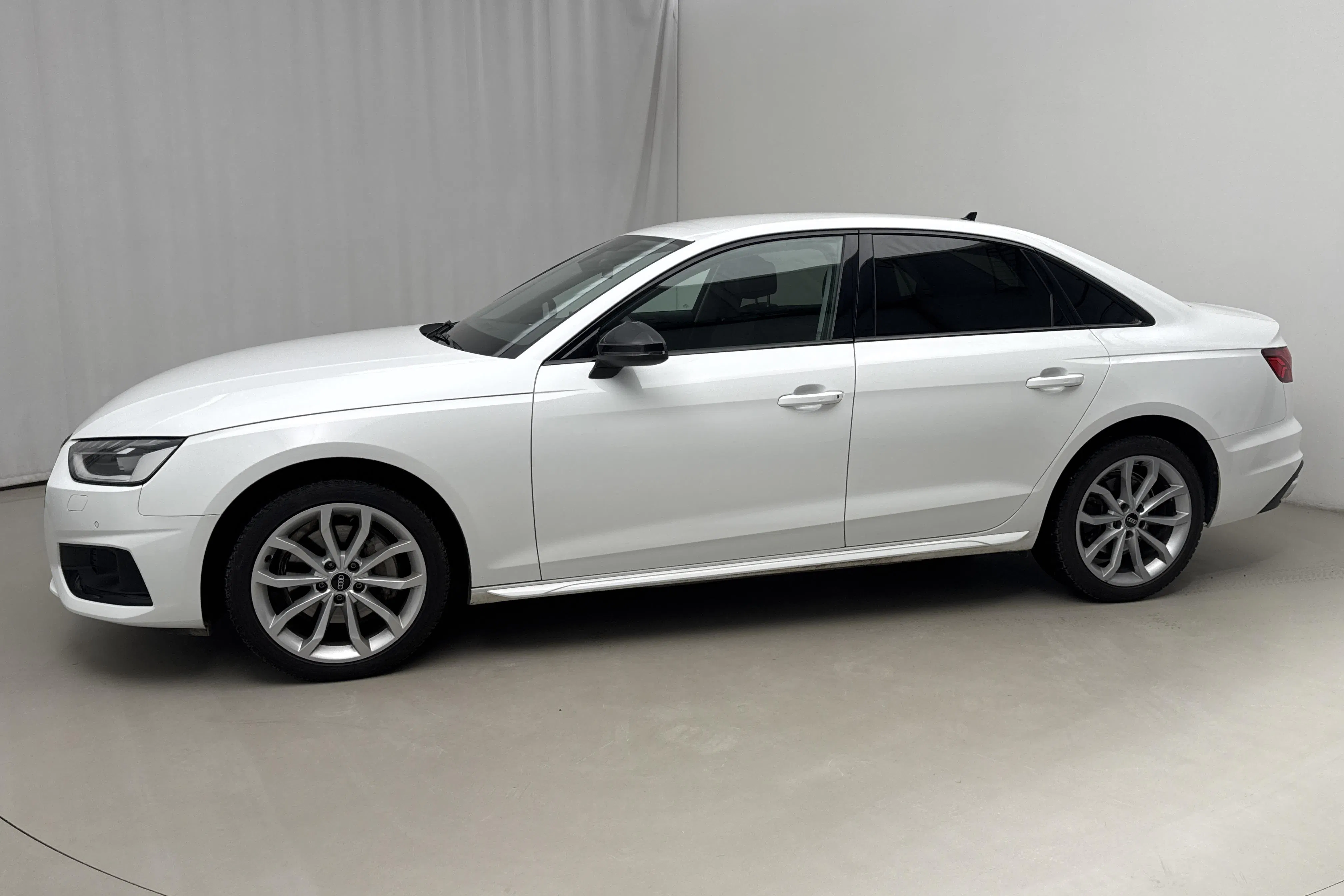 Presentation photo 2 of 20: Audi A4 40 TFSI quattro (204hk) - 76 140 km - Automatic - white - 2022