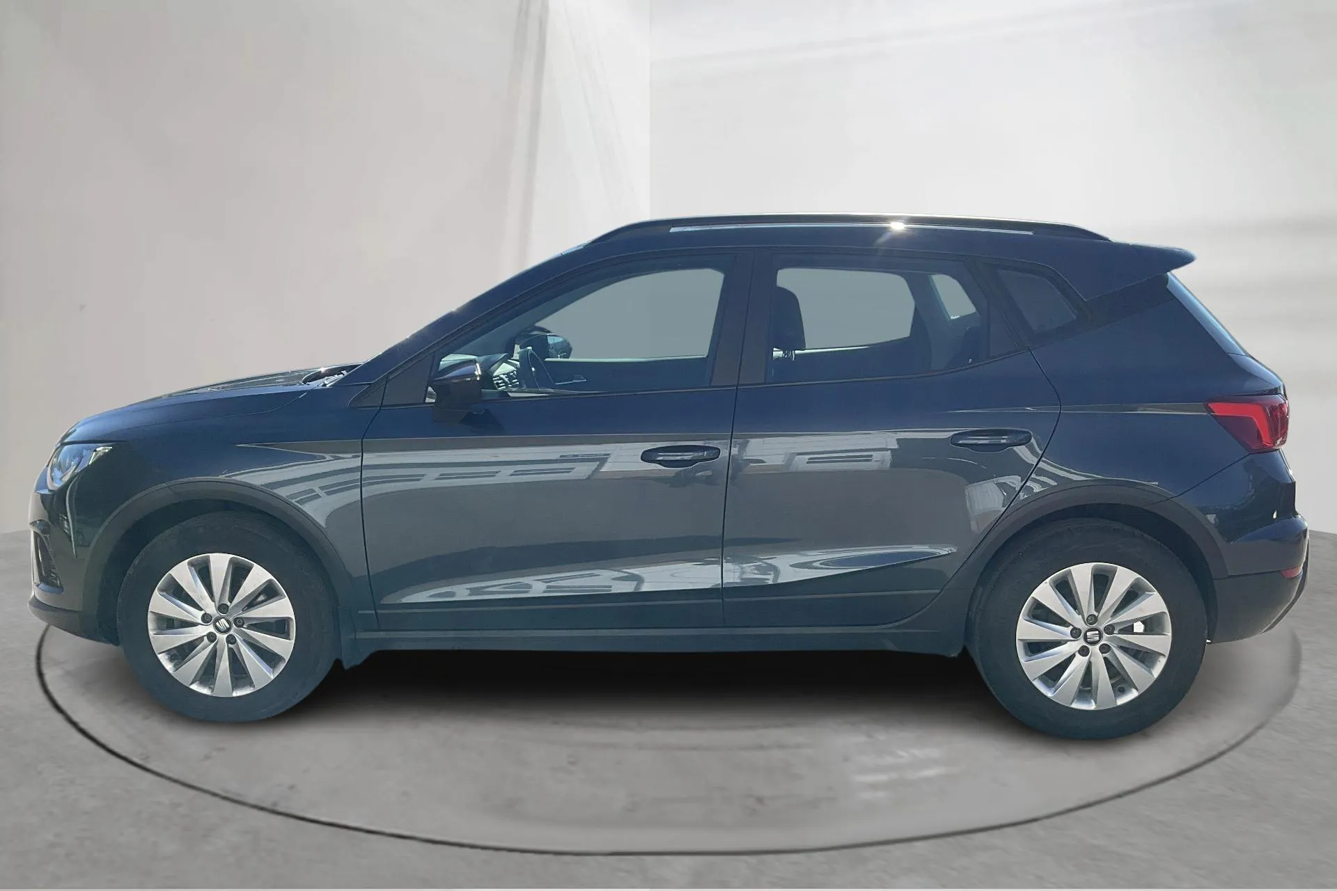 Presentationsfoto 2 av 13: Seat Arona 1.6 TDI 5dr (95hk) - 7 912 mil - Automat - Dark Grey - 2021
