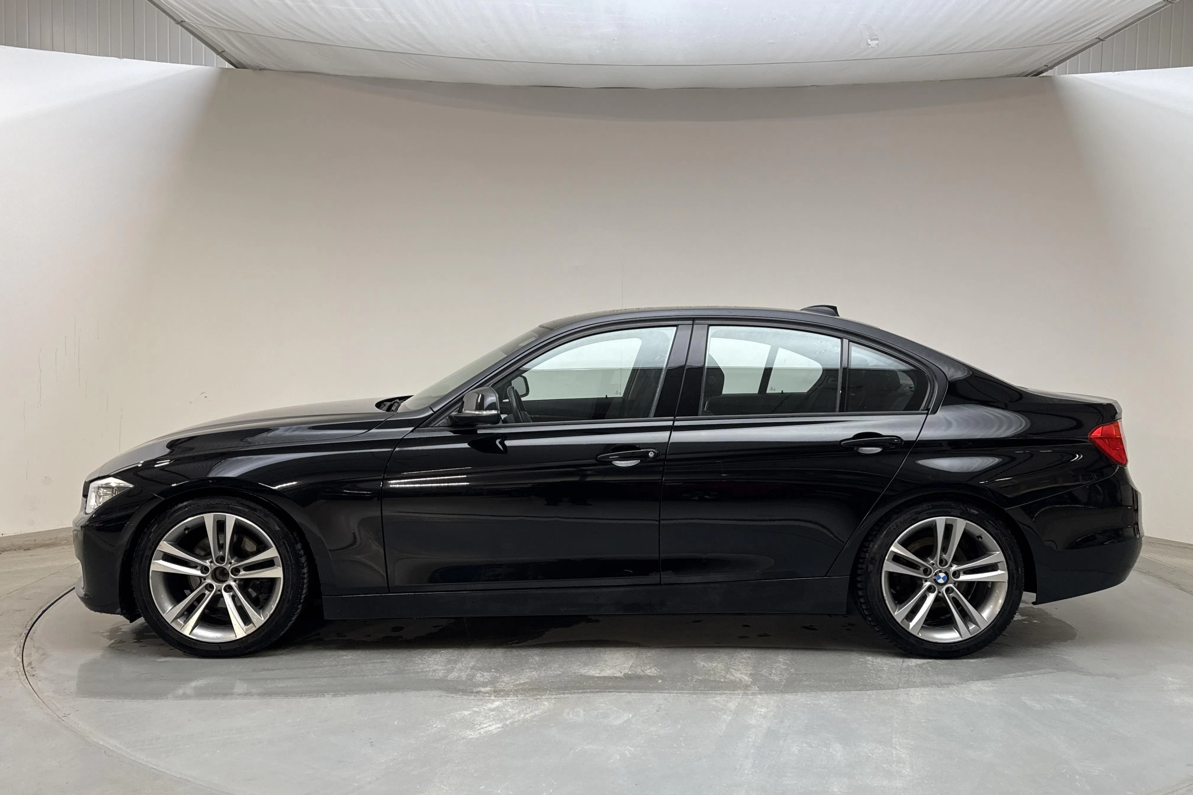 Presentationsfoto 2 av 13: BMW 328i Sedan, F30 (245hk) - 14 383 mil - Manuell - svart - 2014