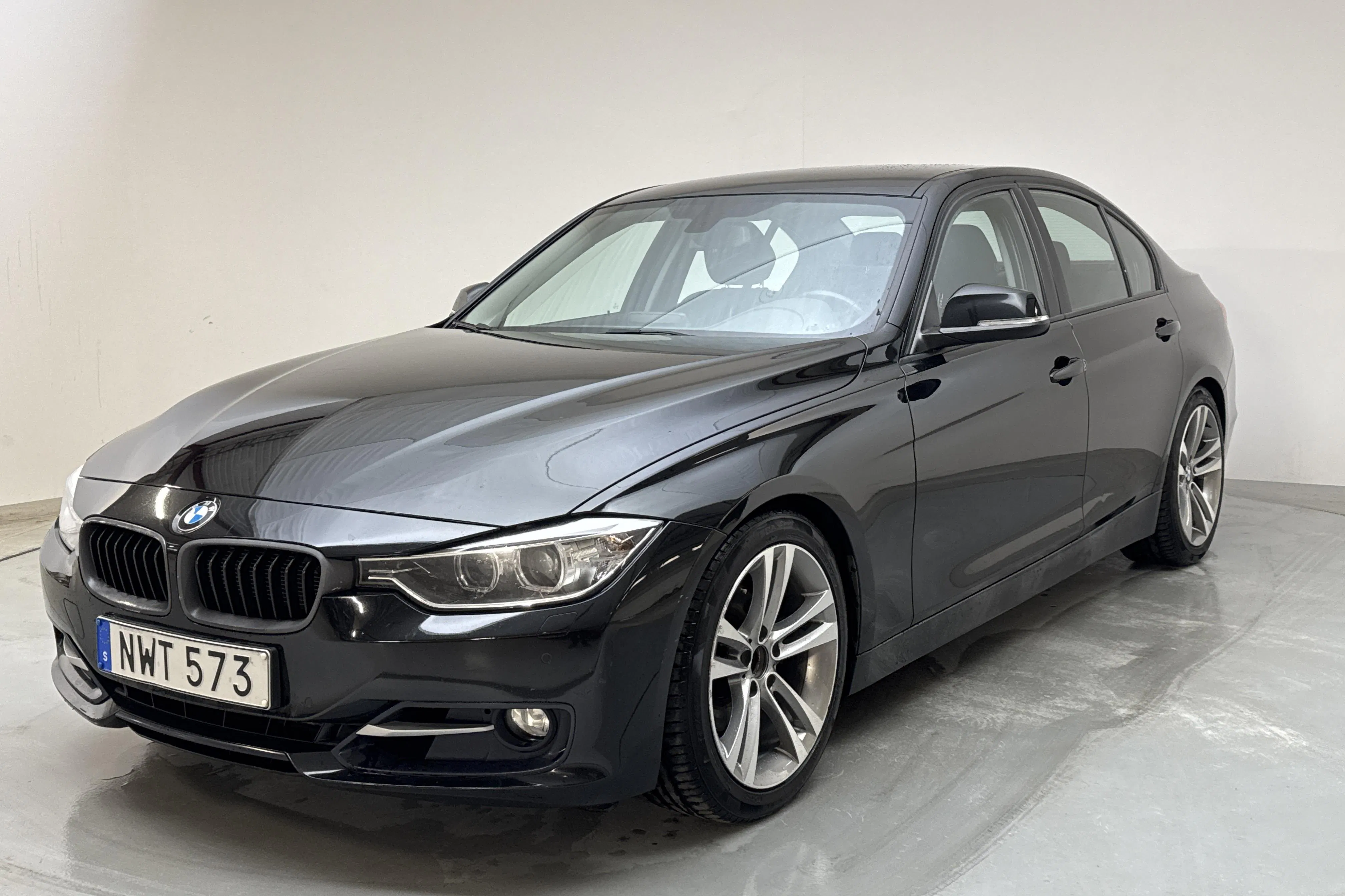 Presentationsfoto 1 av 13: BMW 328i Sedan, F30 (245hk) - 14 383 mil - Manuell - svart - 2014