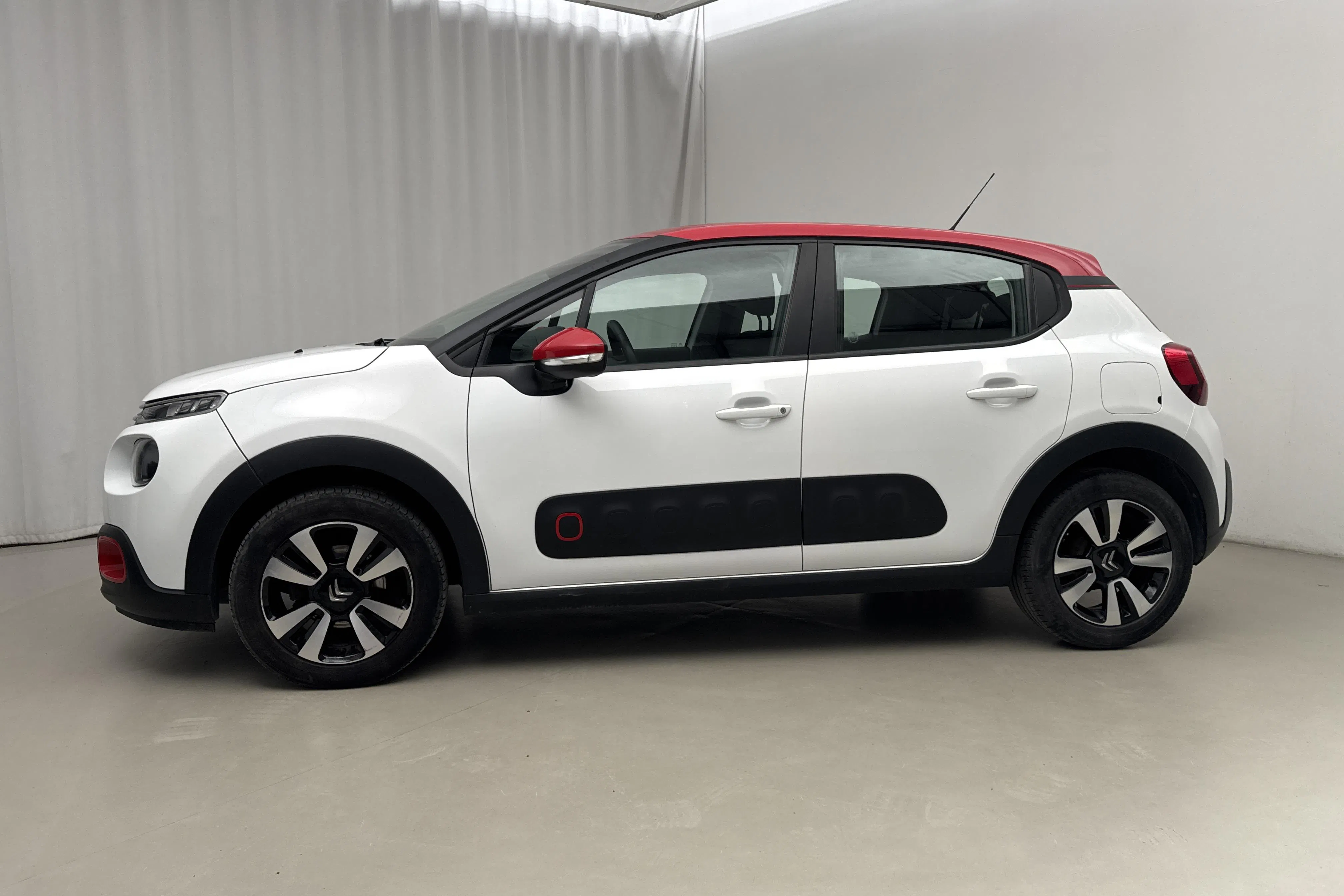 Presentationsfoto 2 av 15: Citroën C3 PureTech (82hk) - 7 021 mil - Manuell - vit - 2018