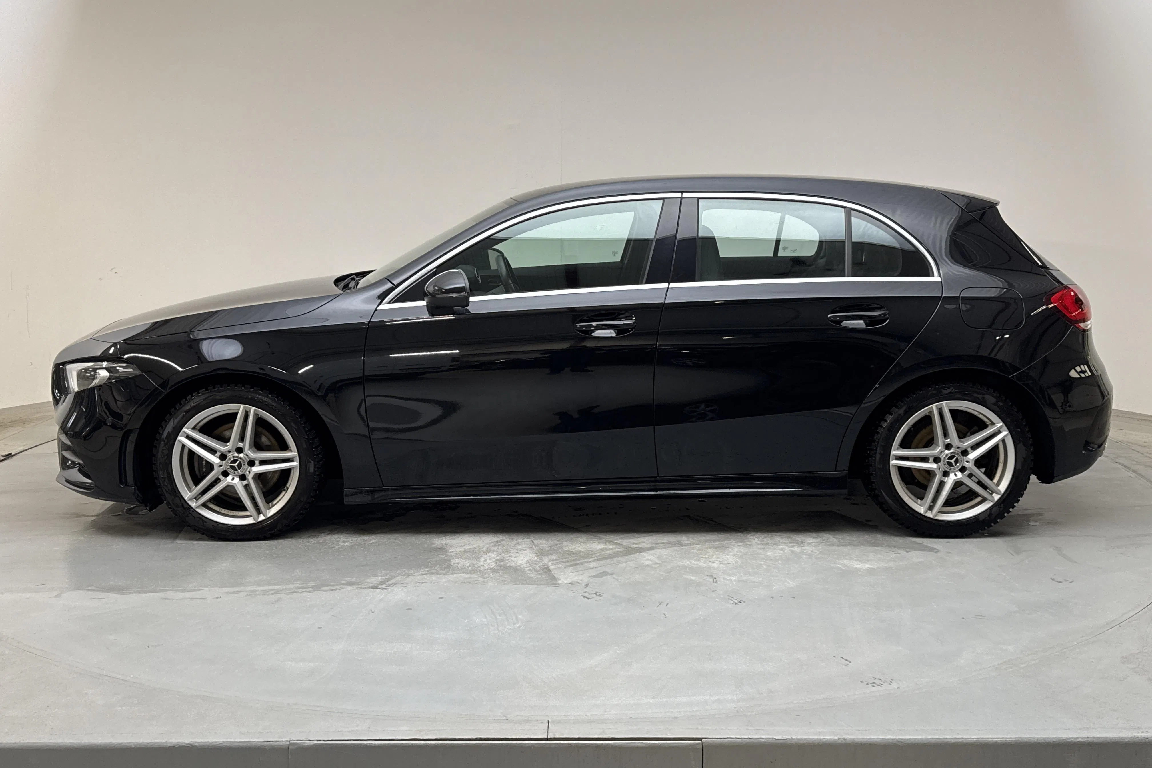 Presentationsfoto 2 av 15: Mercedes A 180 5dr W177 (136hk) - 10 874 mil - Automat - svart - 2021