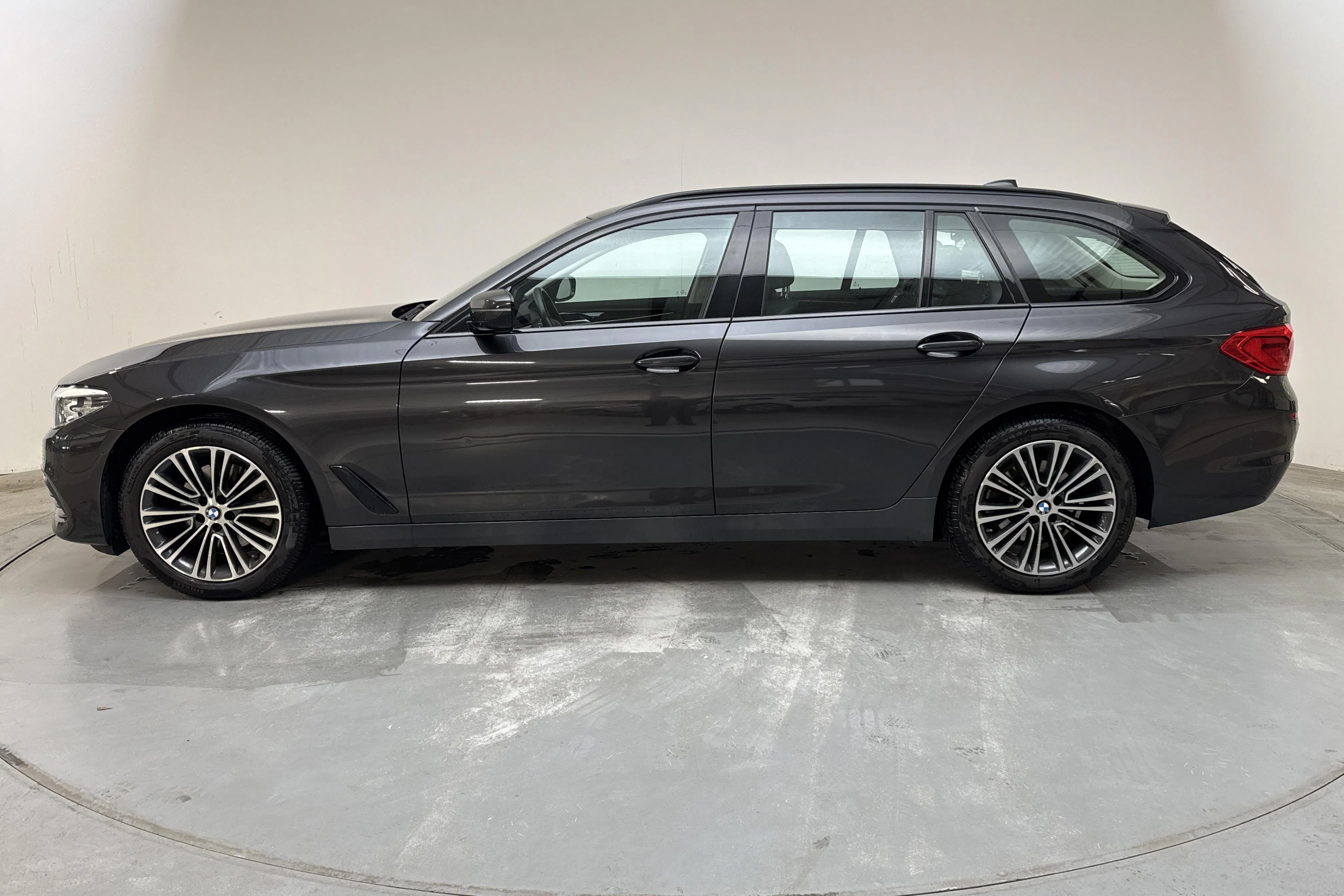 Presentationsfoto 2 av 14: BMW 520d xDrive Touring, G31 (190hk) - 9 437 mil - Automat - grå - 2019