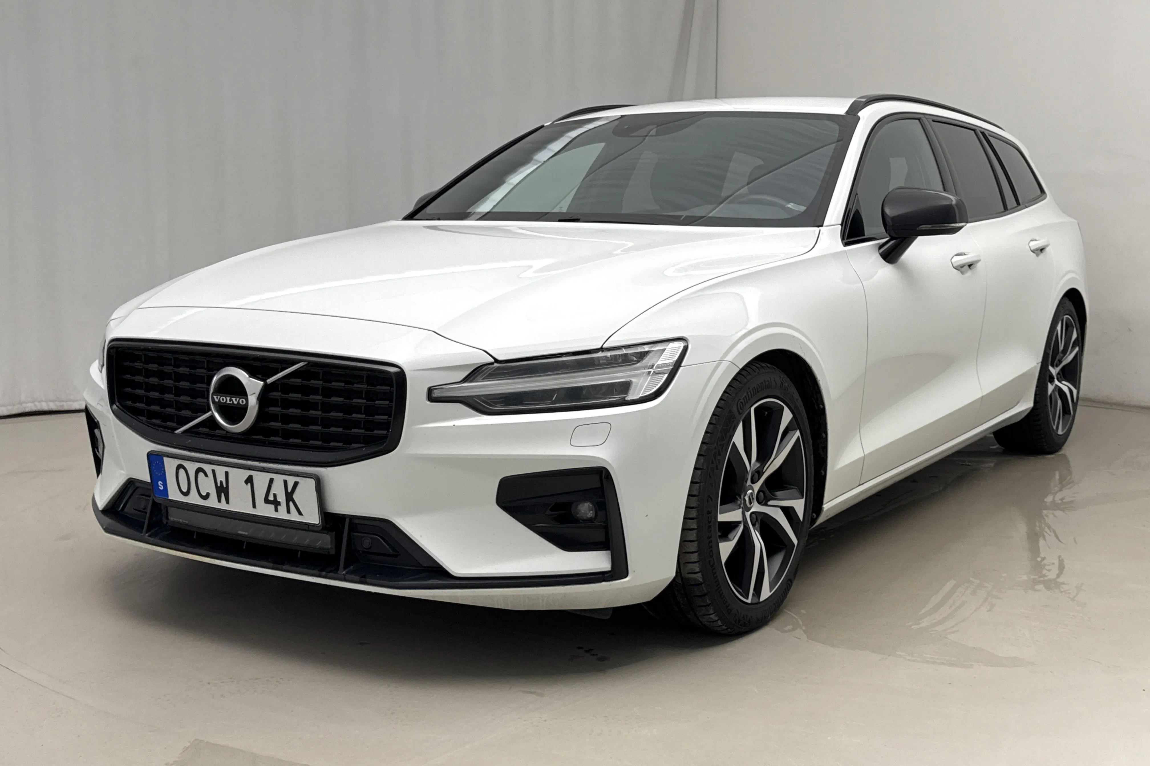 Presentationsfoto 1 av 20: Volvo V60 D4 AWD (190hk) - 23 698 mil - Automat - vit - 2020