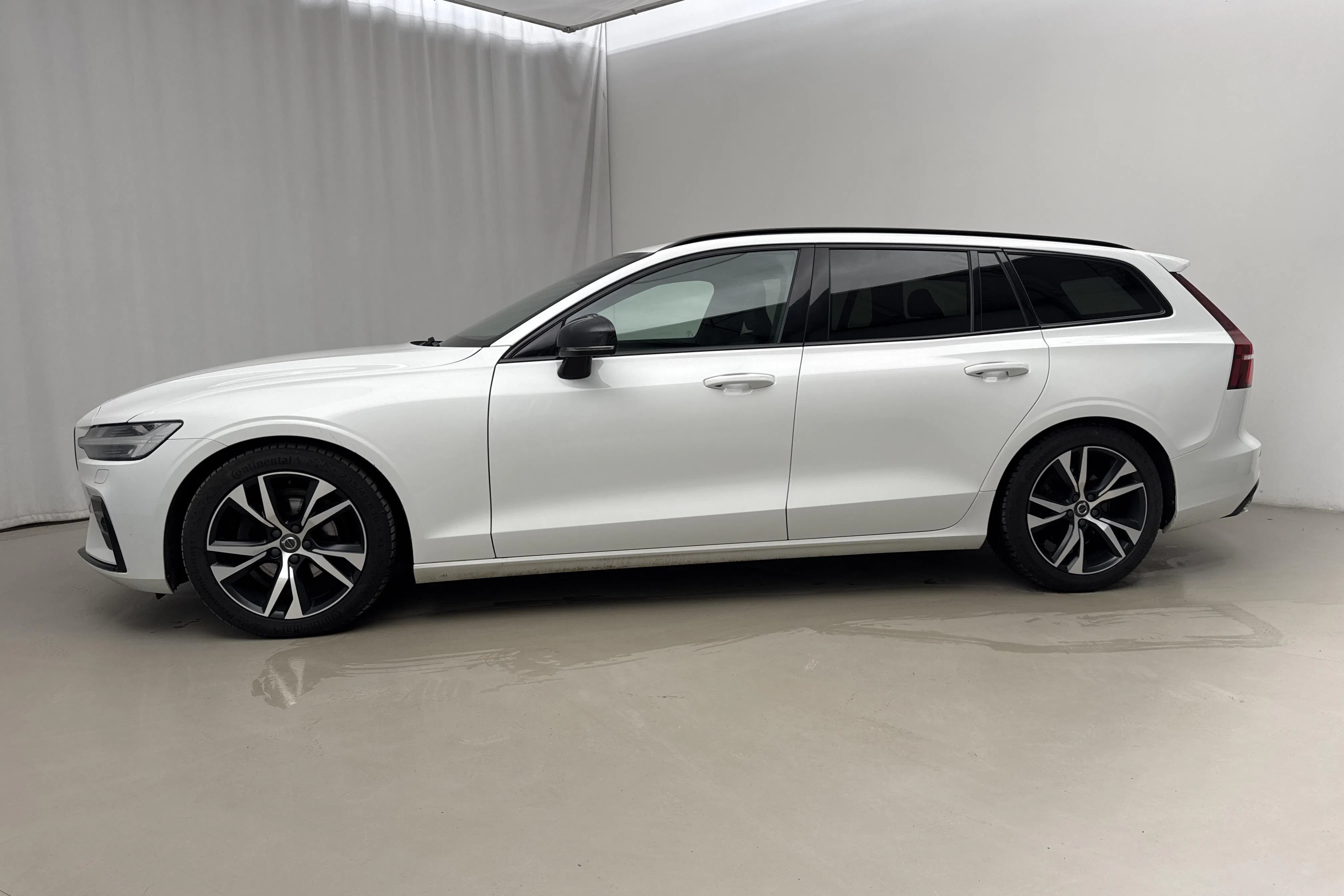 Presentationsfoto 2 av 20: Volvo V60 D4 AWD (190hk) - 23 698 mil - Automat - vit - 2020