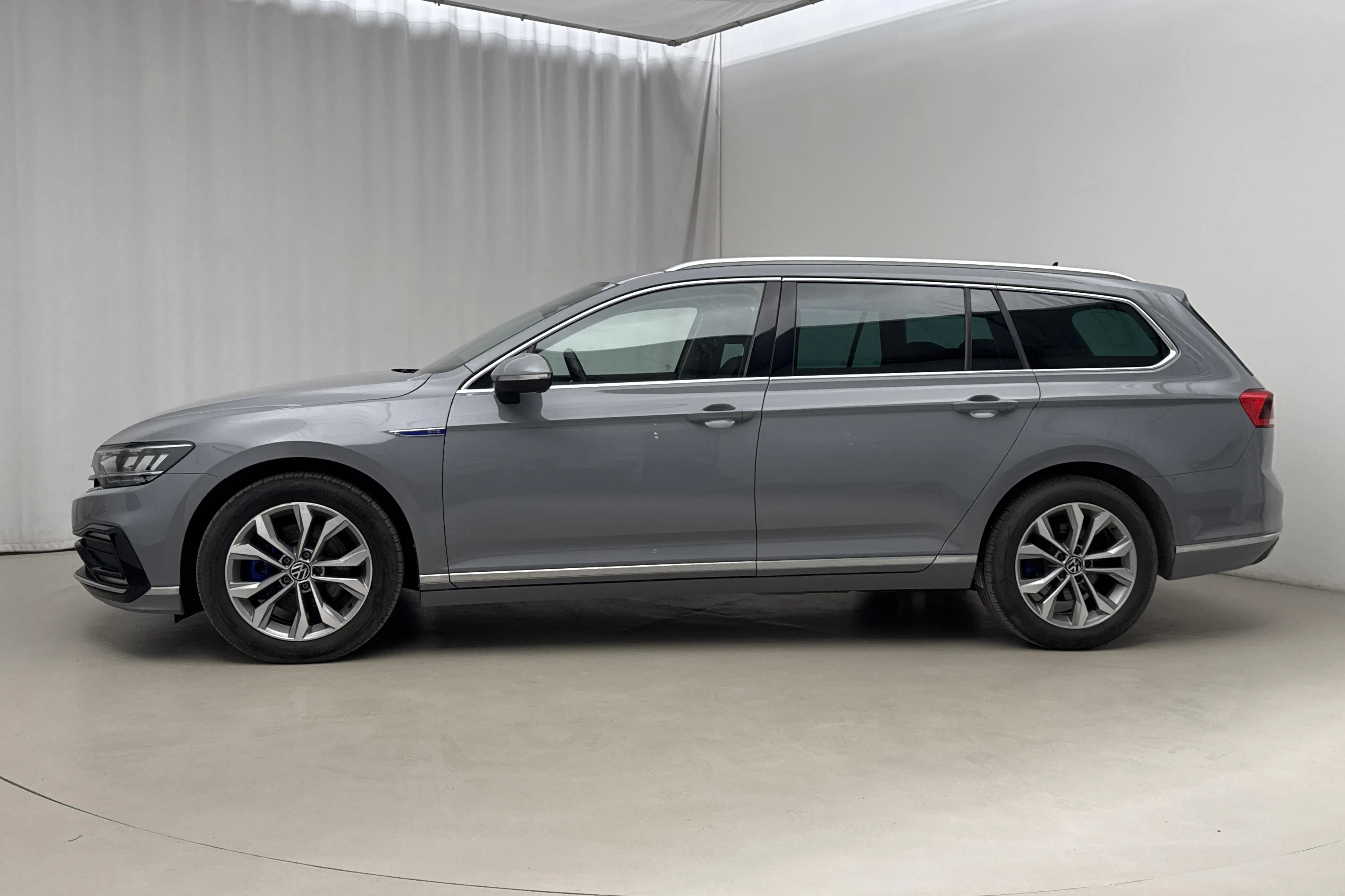 Presentationsfoto 2 av 23: VW Passat 1.4 GTE Sportscombi (218hk) - 9 508 mil - Automat - grå - 2023