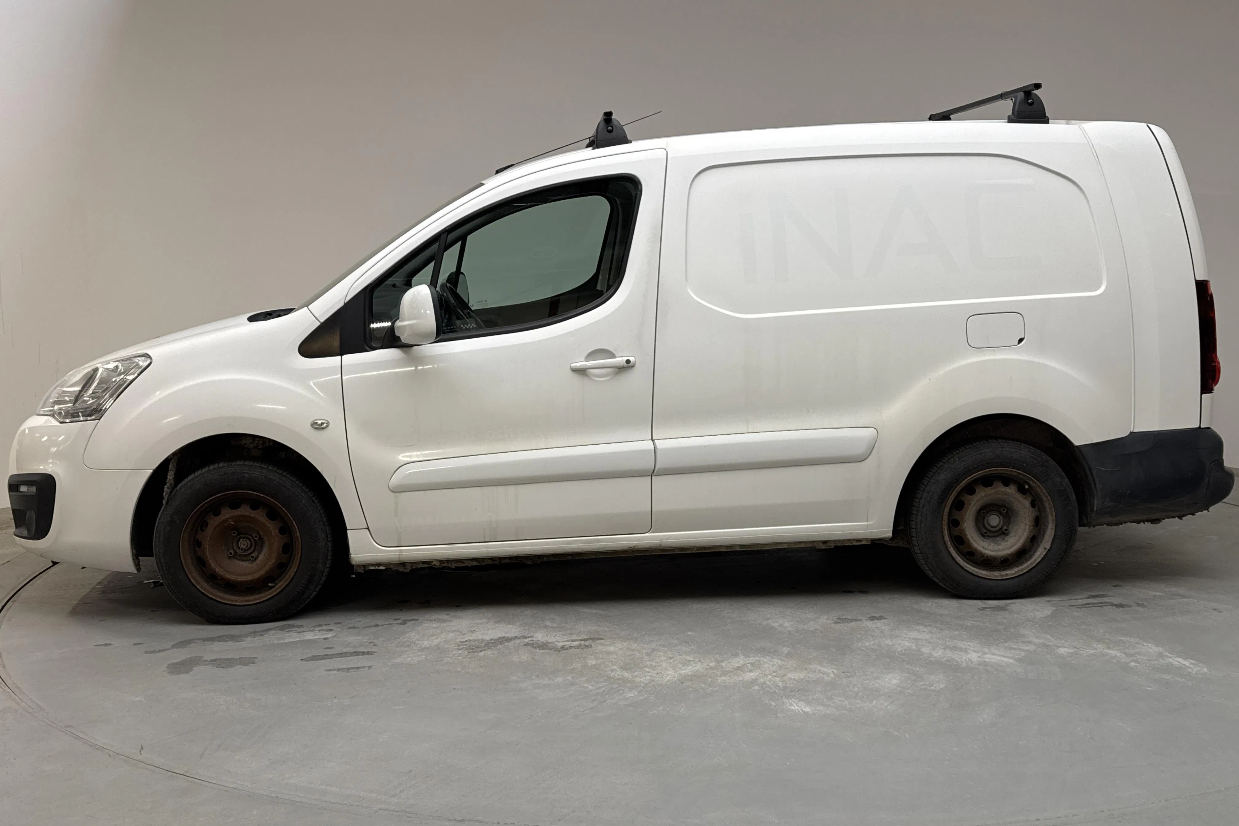 Presentationsfoto 2 av 11: Peugeot Partner 1.6 BlueHDI Skåp (100hk) - 5 182 mil - Manuell - vit - 2015