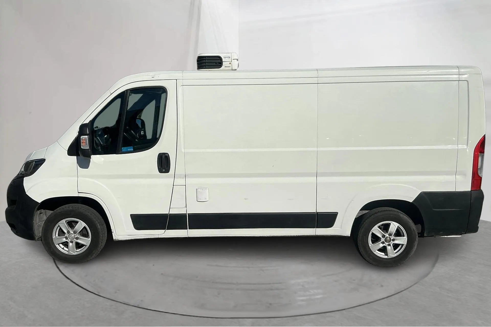 Presentationsfoto 2 av 16: Peugeot Boxer 335 2.0 BlueHDi Skåp (140hk) - 26 537 mil - Manuell - vit - 2021