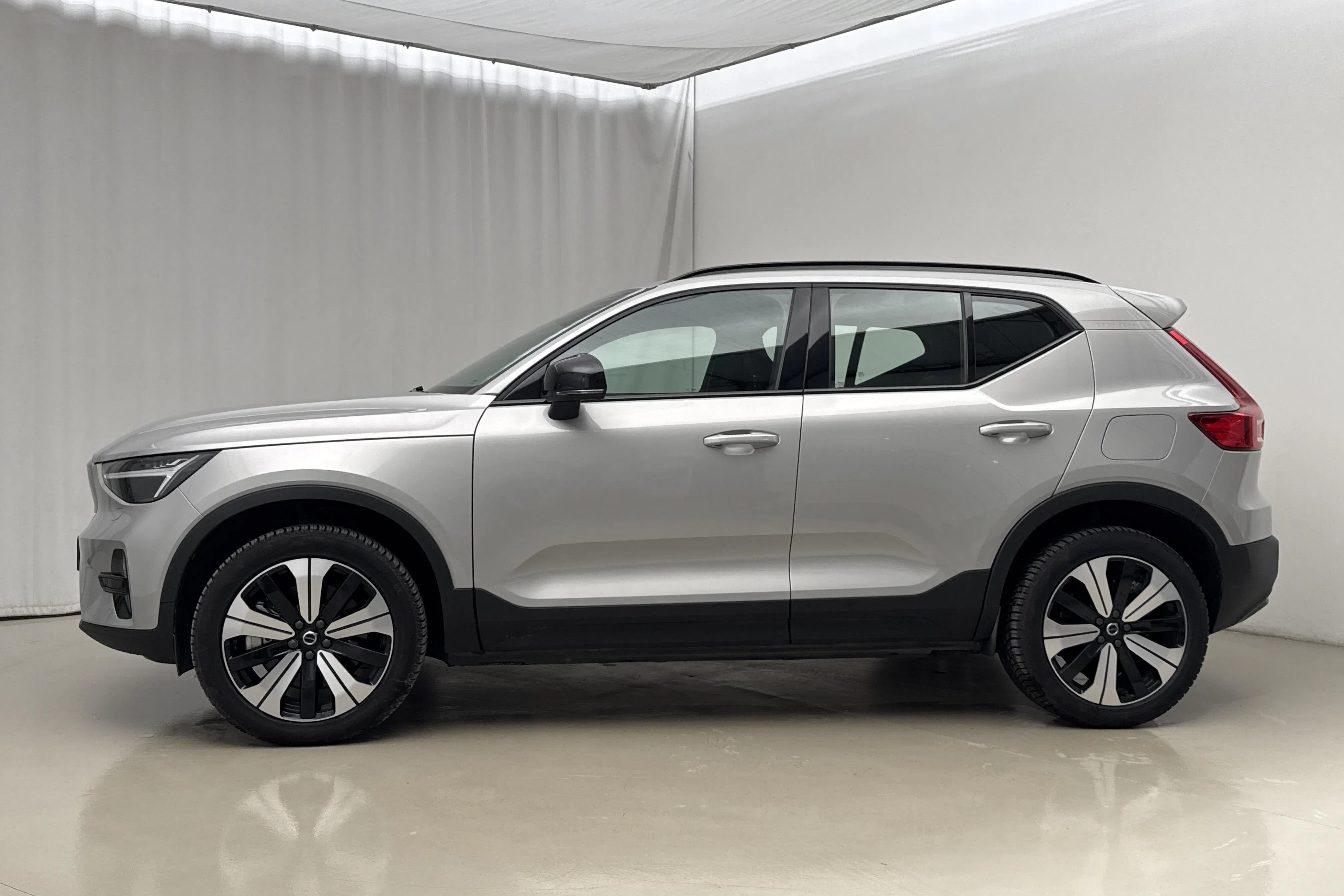 Presentationsfoto 2 av 25: Volvo XC40 P6 Recharge (231hk) - 790 mil - Automat - silver - 2023