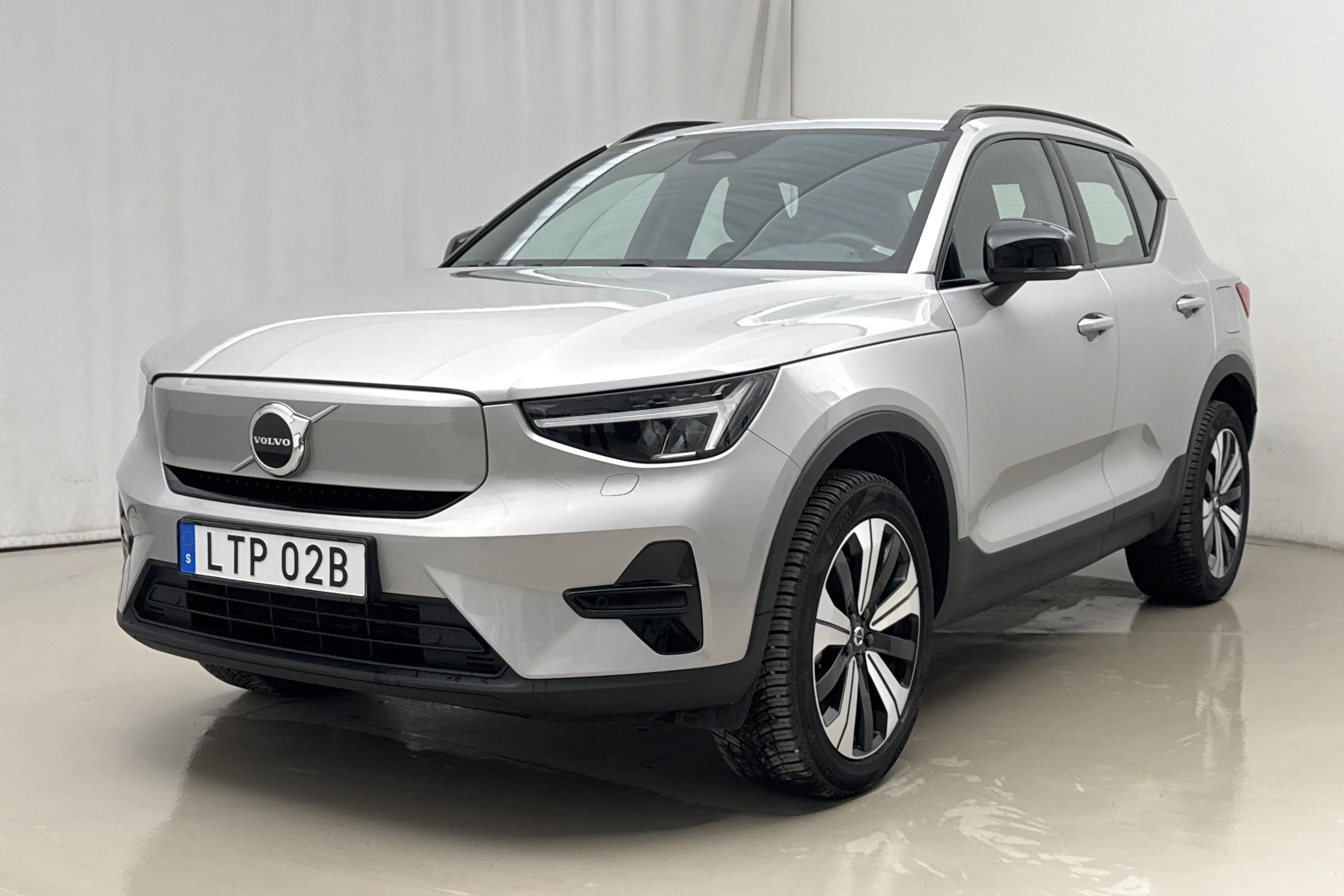 Presentationsfoto 1 av 25: Volvo XC40 P6 Recharge (231hk) - 790 mil - Automat - silver - 2023