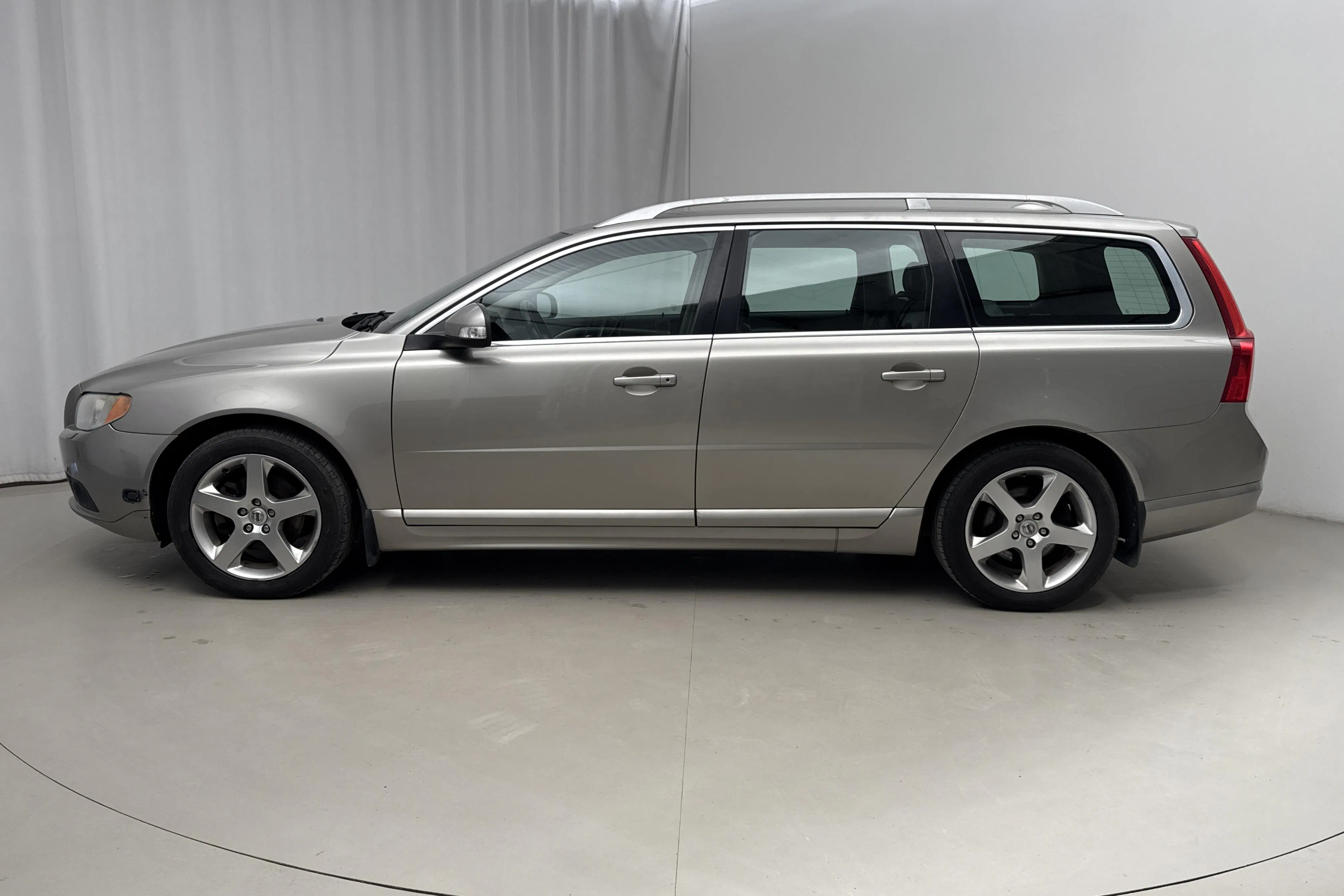 Presentation photo 2 of 14: Volvo V70 II 2.0F (145hk) - 296 820 km - Manual - Light Brown - 2009