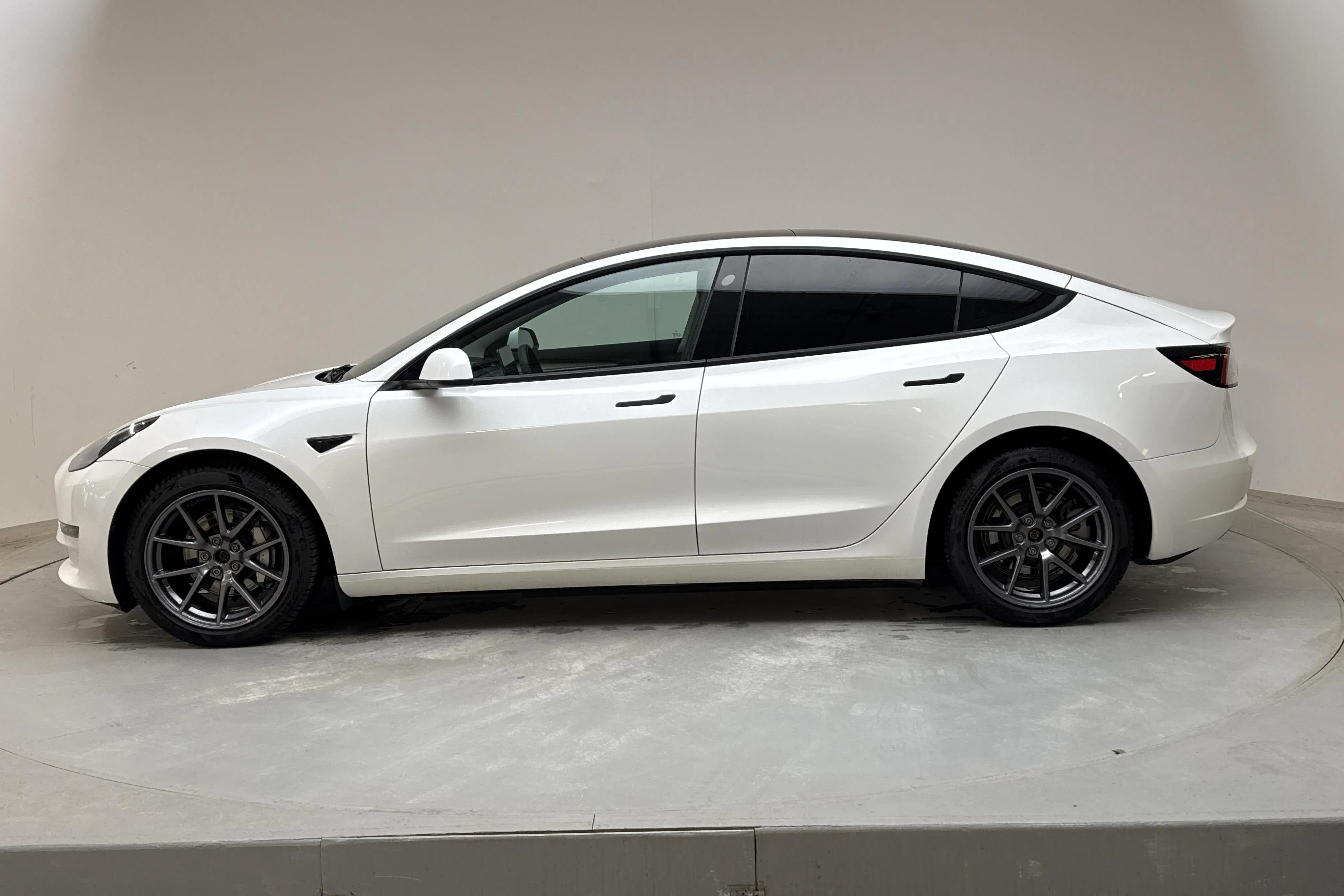 Presentationsfoto 2 av 18: Tesla Model 3 Long Range Dual Motor AWD - 15 440 mil - Automat - vit - 2023