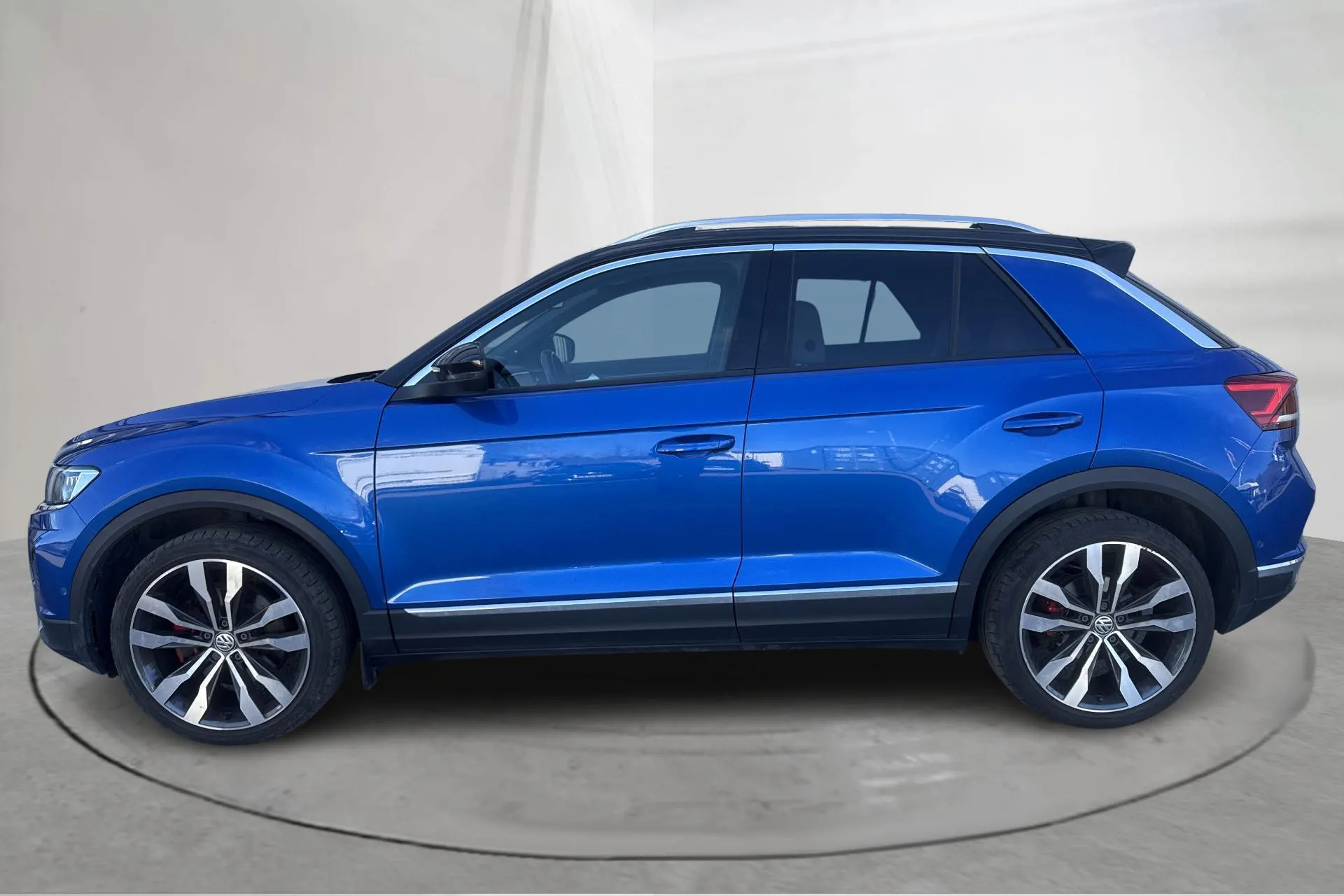 Presentationsfoto 2 av 18: VW T-Roc 2.0 TSI 4MOTION (190hk) - 9 628 mil - Automat - blå - 2018