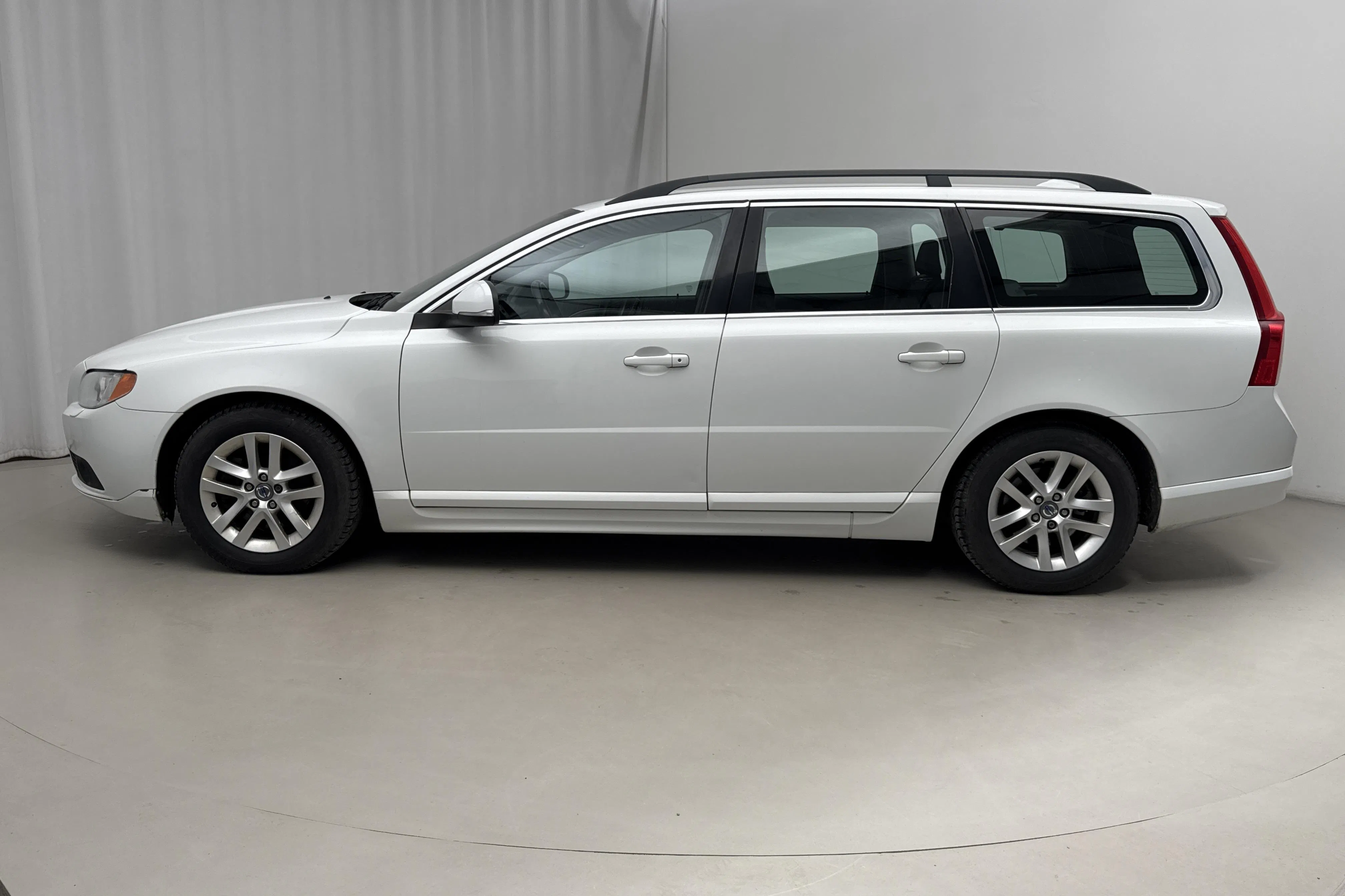 Presentationsfoto 2 av 14: Volvo V70 II 1.6D DRIVe (115hk) - 13 481 mil - Automat - vit - 2012