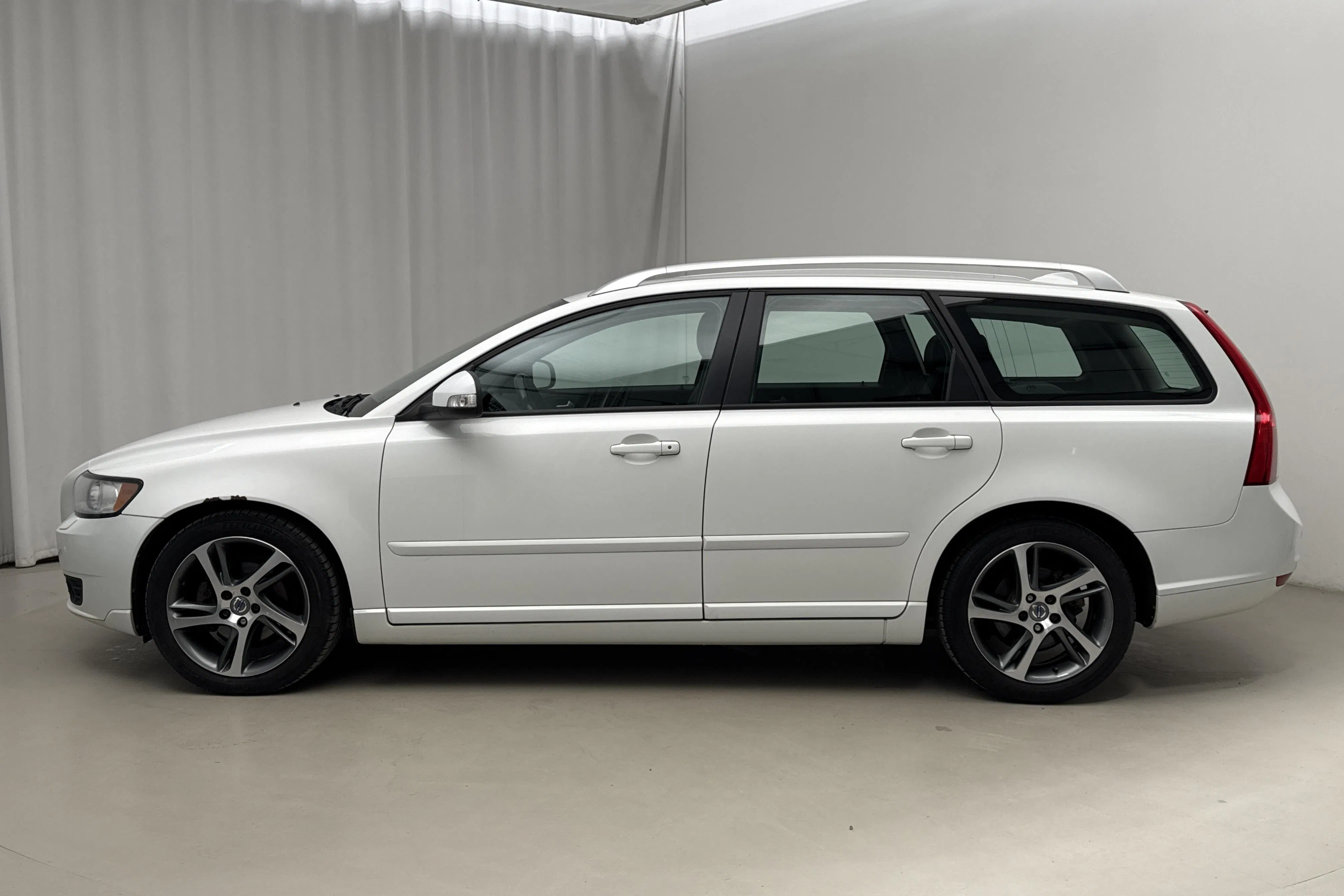 Presentationsfoto 2 av 15: Volvo V50 D2 (115hk) - 9 237 mil - Manuell - vit - 2012