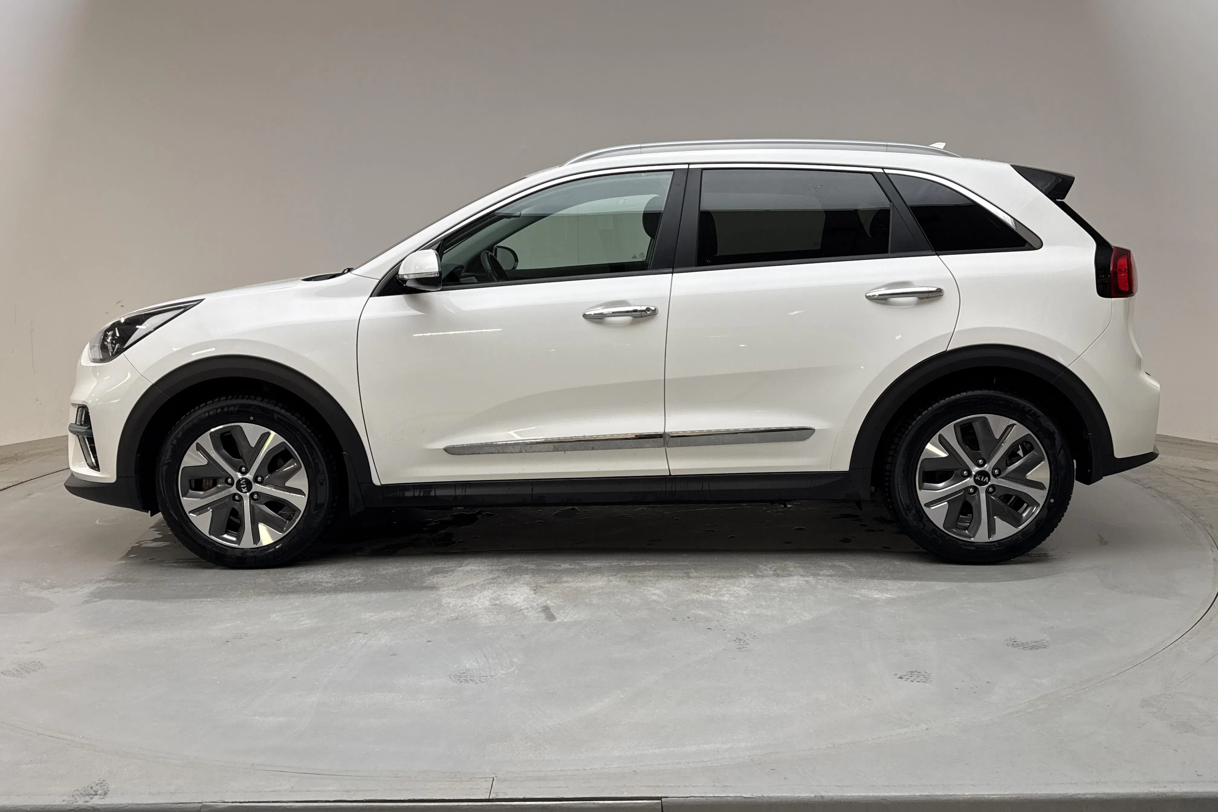 Presentation photo 2 of 16: KIA e-Niro 64kWh (204hk) - 40 410 km - Automatic - white - 2020