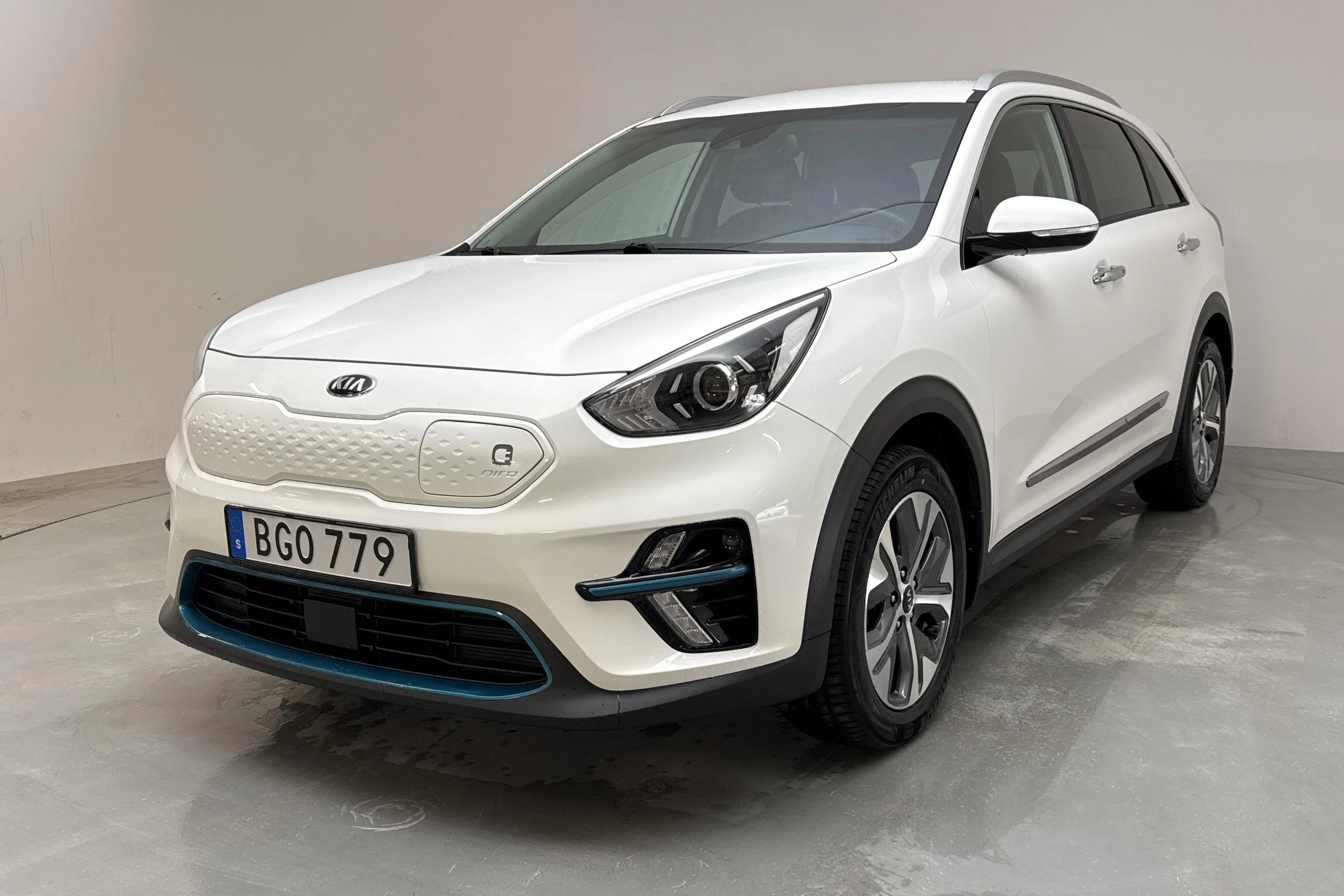 Presentation photo 1 of 16: KIA e-Niro 64kWh (204hk) - 40 410 km - Automatic - white - 2020