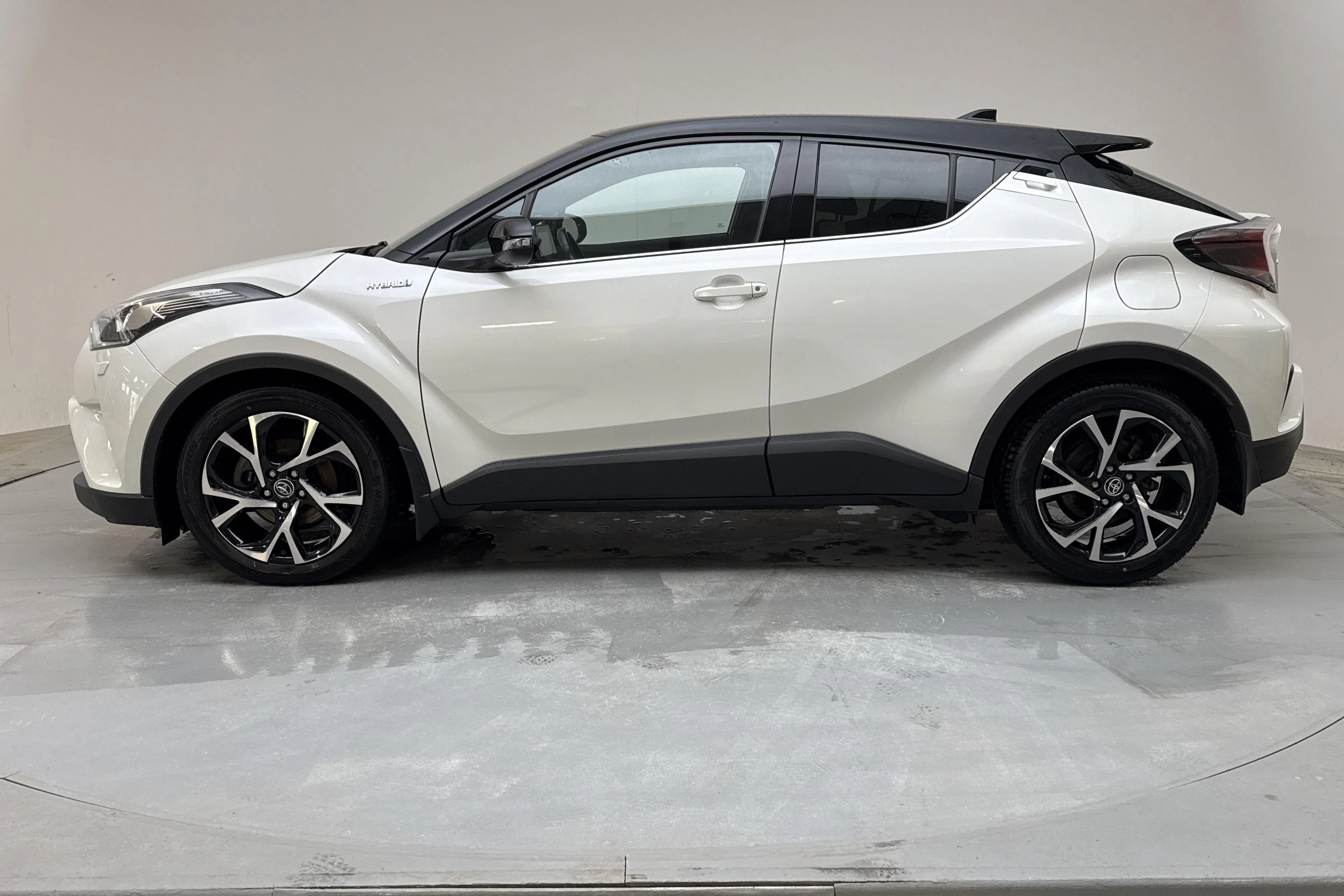 Presentationsfoto 2 av 15: Toyota C-HR 1.8 HSD (122hk) - 8 053 mil - Automat - vit - 2019