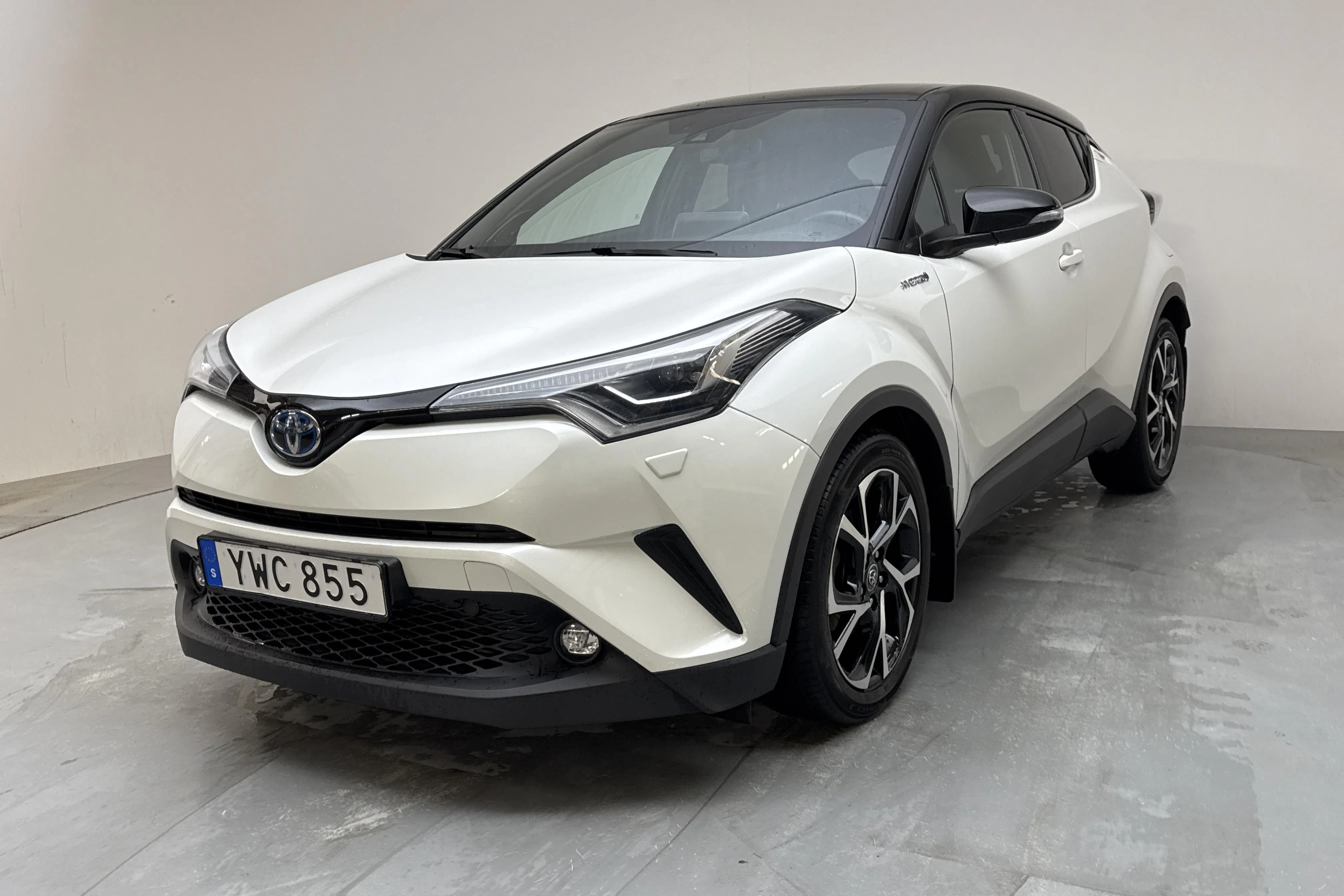 Presentationsfoto 1 av 15: Toyota C-HR 1.8 HSD (122hk) - 8 053 mil - Automat - vit - 2019