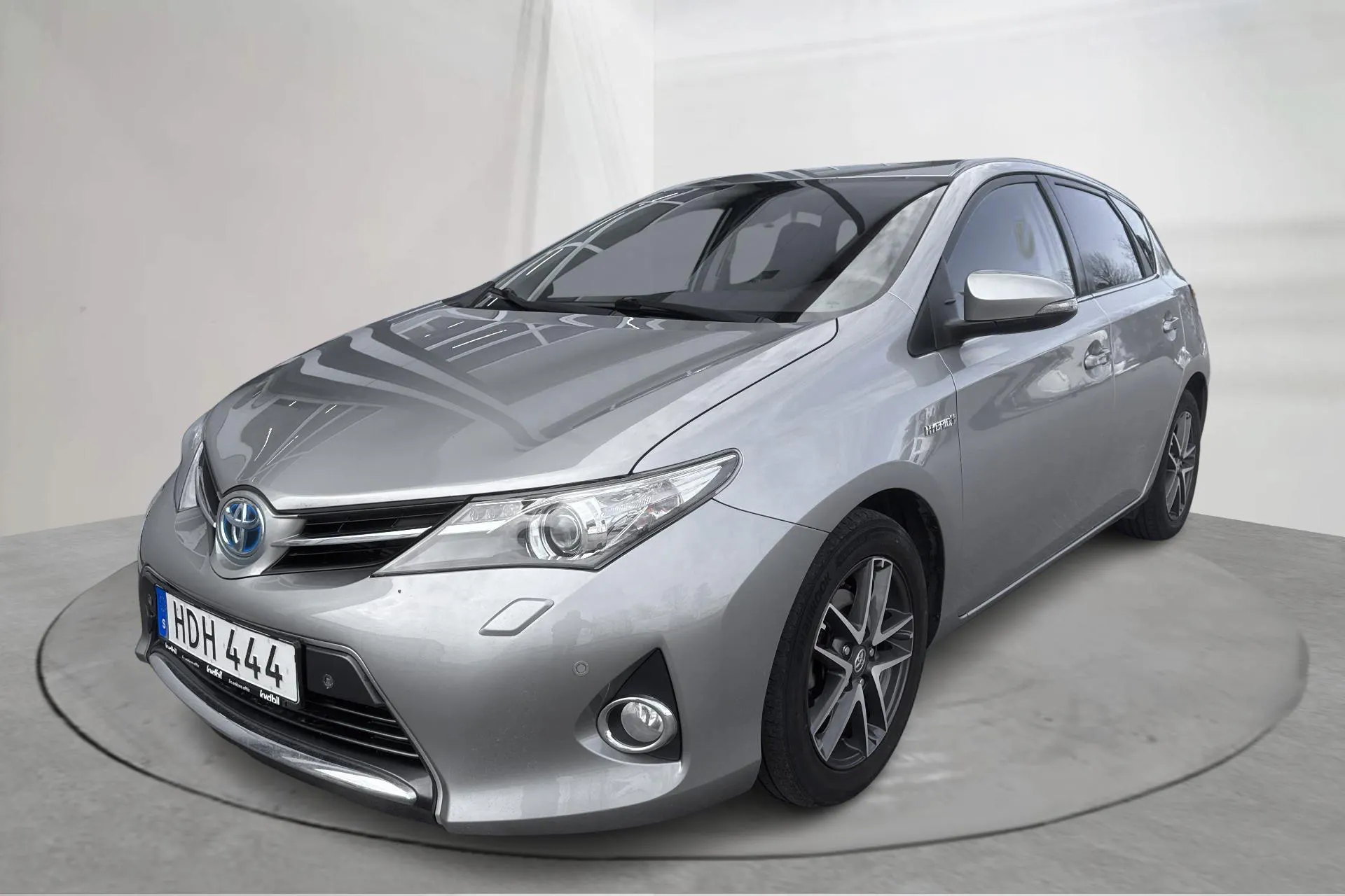 Presentationsfoto 1 av 14: Toyota Auris 1.8 HSD 5dr (99hk) - 29 483 mil - Automat - Light Grey - 2015