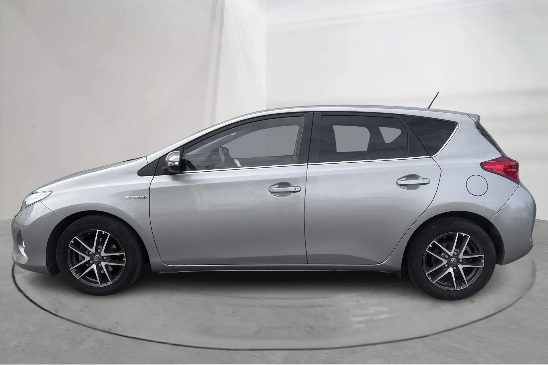 Presentationsfoto 2 av 14: Toyota Auris 1.8 HSD 5dr (99hk) - 29 483 mil - Automat - Light Grey - 2015