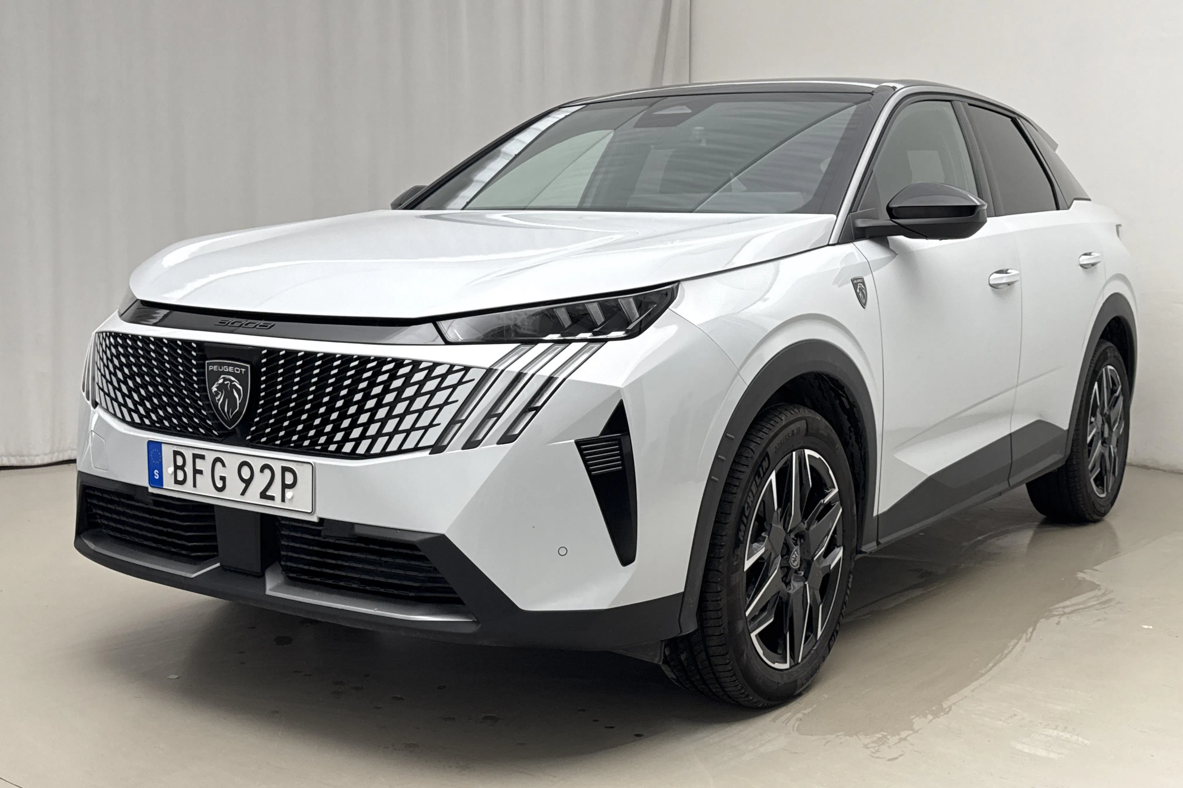 Presentationsfoto 1 av 19: Peugeot 3008 1.2 Hybrid (136hk) - 3 694 mil - Automat - vit - 2024