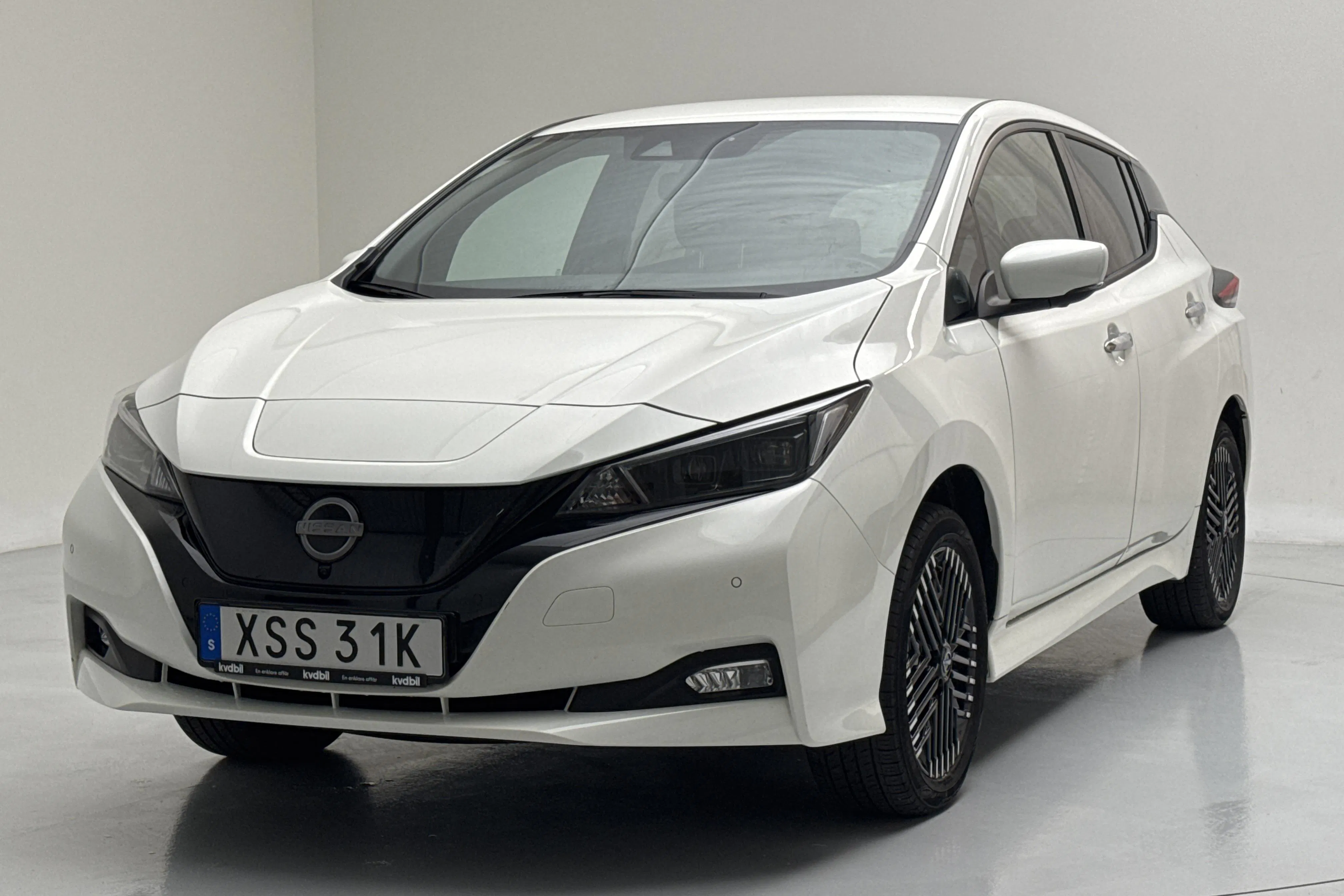 Presentation photo 1 of 16: Nissan LEAF 5dr 62kWh (214hk) - 46 110 km - Automatic - white - 2023