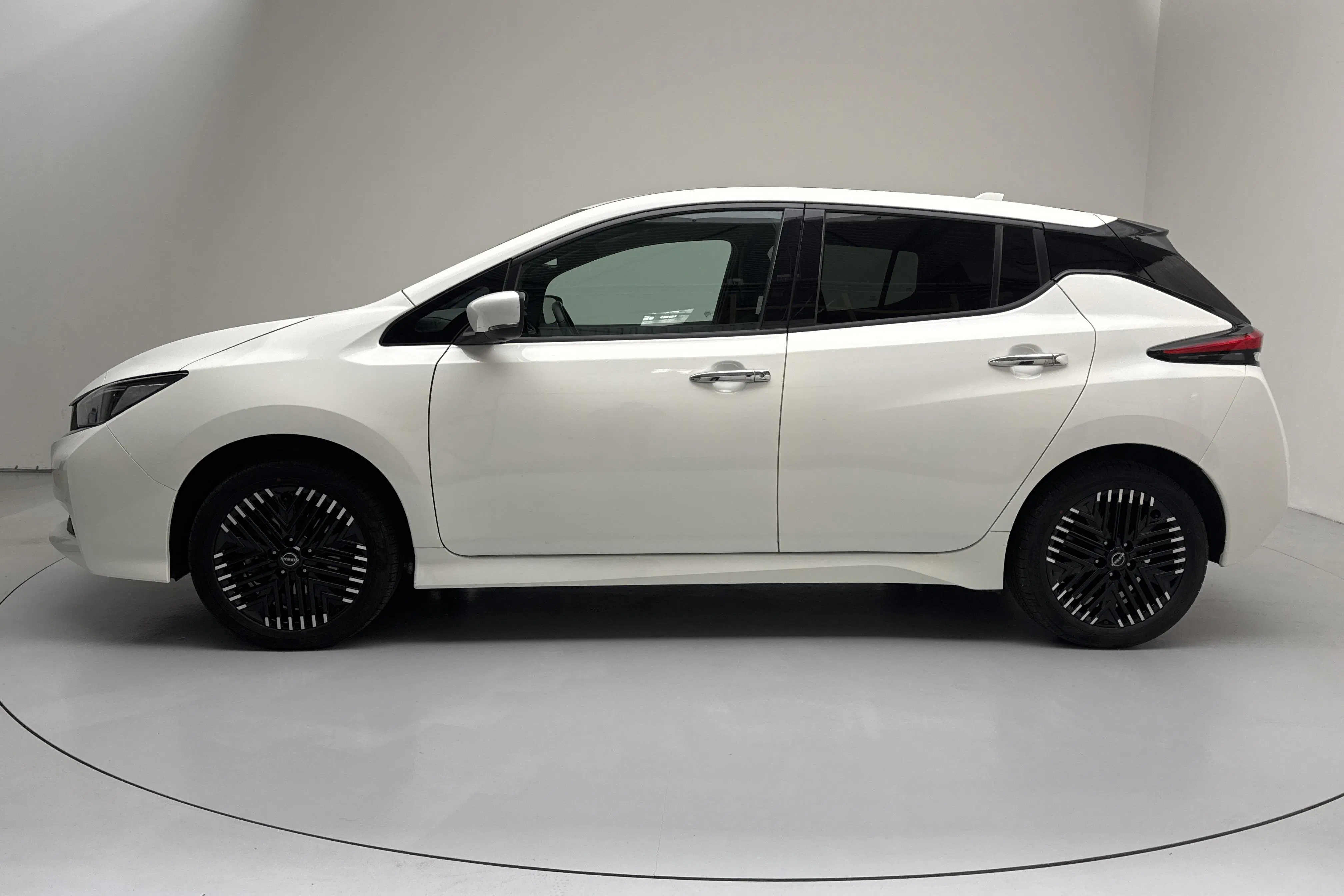 Presentation photo 2 of 16: Nissan LEAF 5dr 62kWh (214hk) - 46 110 km - Automatic - white - 2023