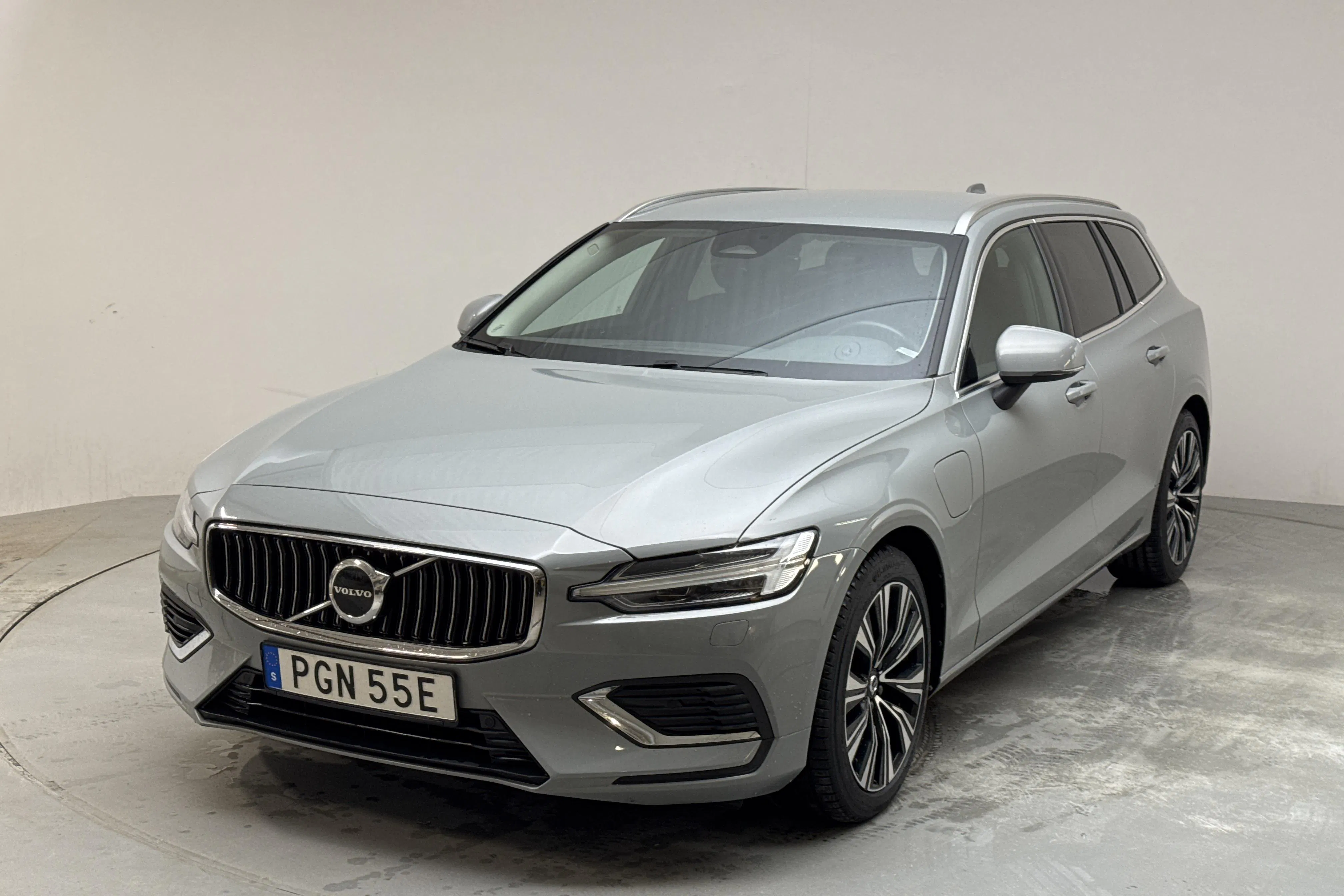Presentationsfoto 1 av 17: Volvo V60 T6 AWD Recharge (350hk) - 11 869 mil - Automat - grå - 2024
