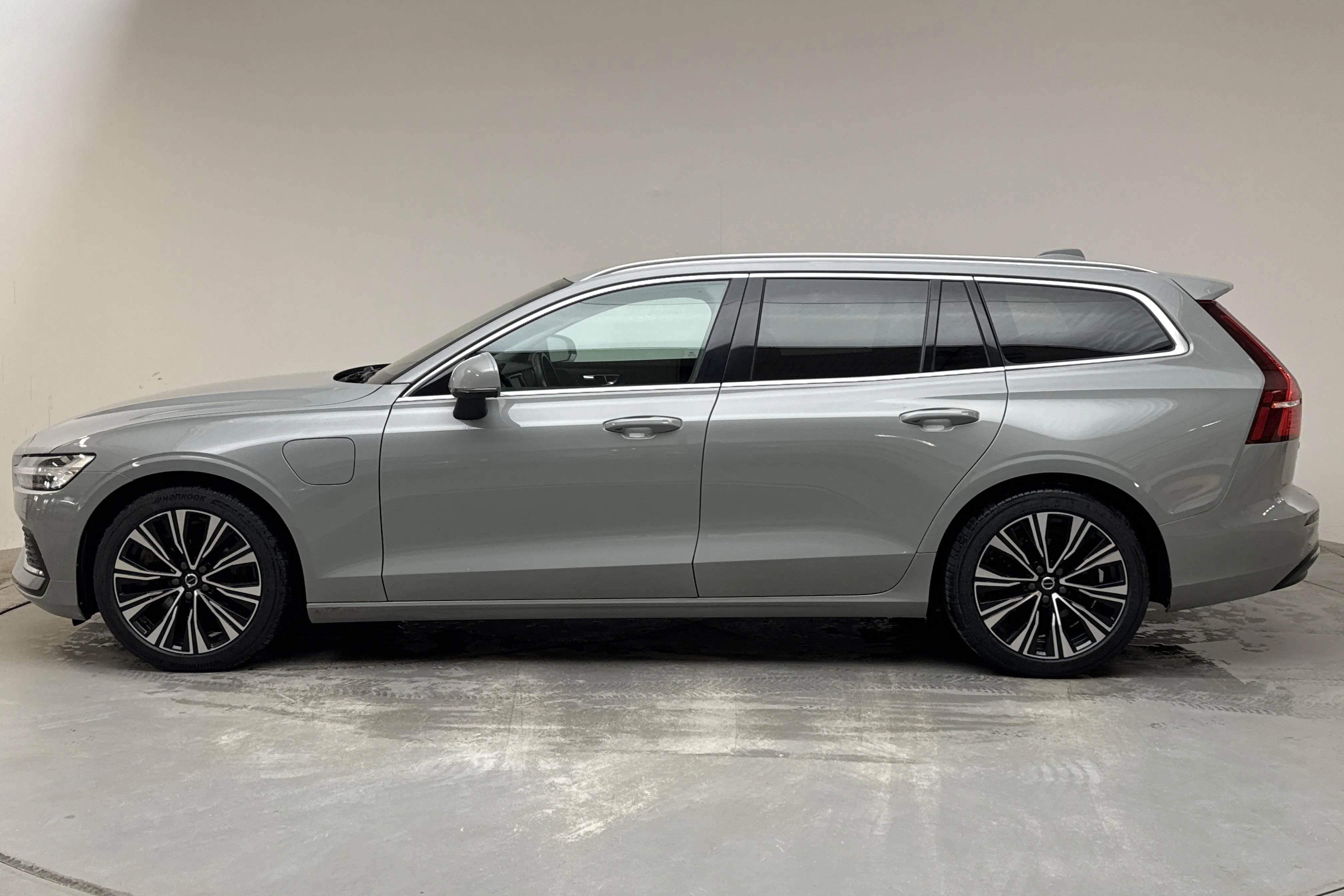 Presentationsfoto 2 av 17: Volvo V60 T6 AWD Recharge (350hk) - 11 869 mil - Automat - grå - 2024